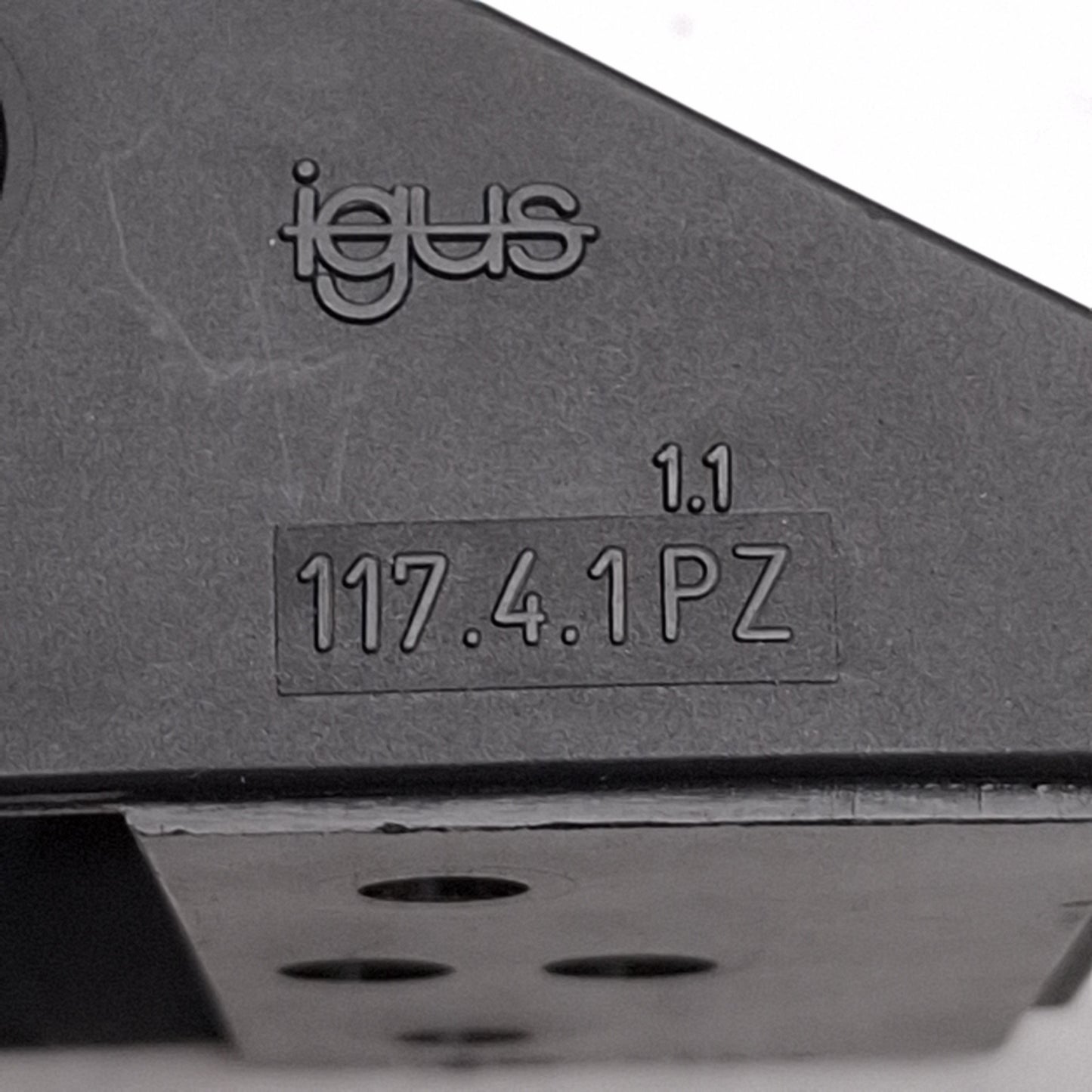 Used Igus E16.4.060 Energy Chain, 48x32mm Inner, ø60mm Bend, 25-Links + Ends, 34.25in