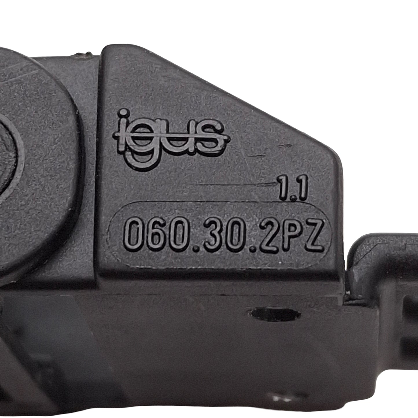 Used Igus 7.30.028 Energy Chain, 30x10.3mm Inner, ø28mm Bend, 94-Link + Ends, 77.25in