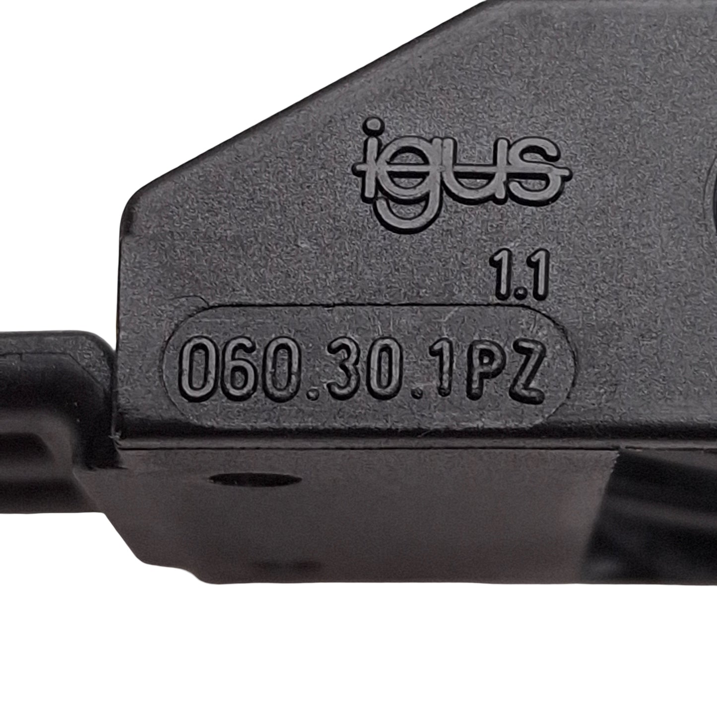 Used Igus 7.30.028 Energy Chain, 30x10.3mm Inner, ø28mm Bend, 94-Link + Ends, 77.25in