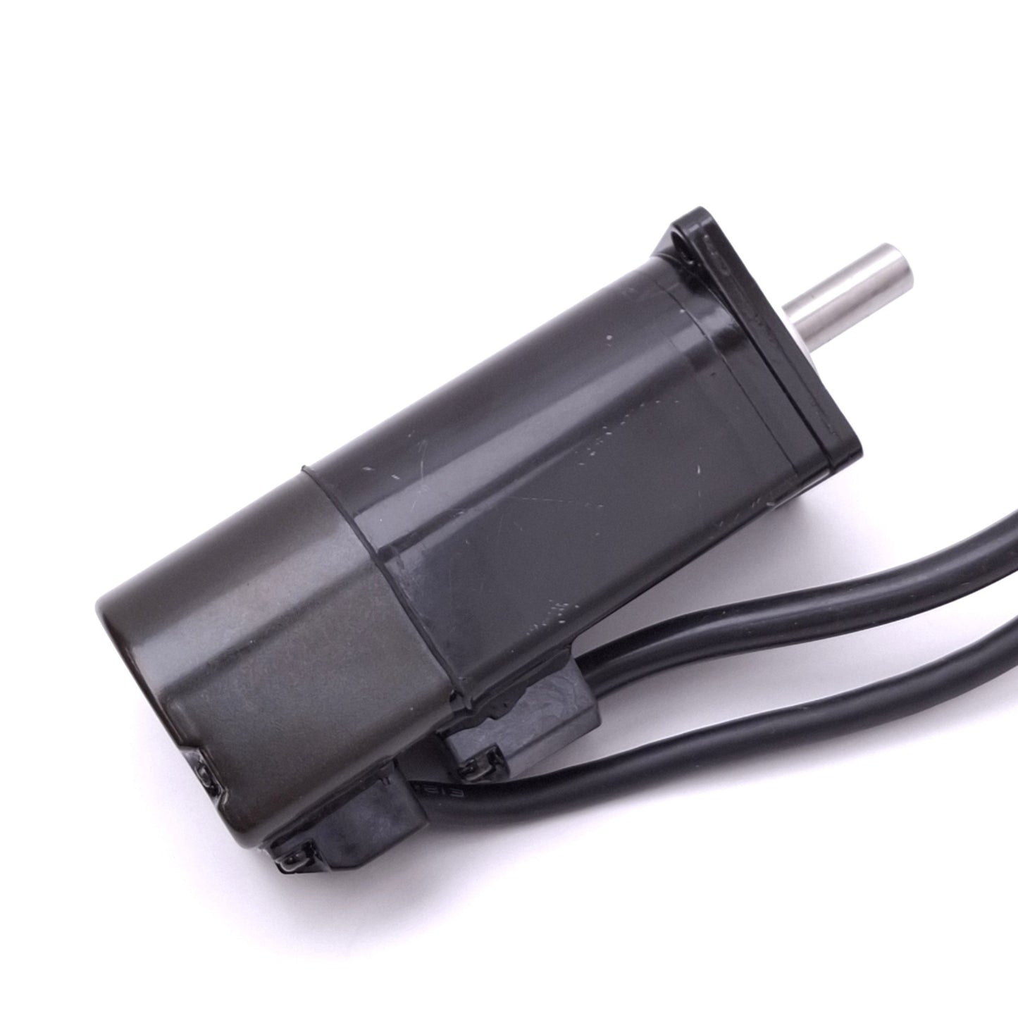 Used Omron R88M-W10030L AC Servo Motor, 100W 100VAC 2.4A, 3000RPM, 0.318Nm, 40x40mm