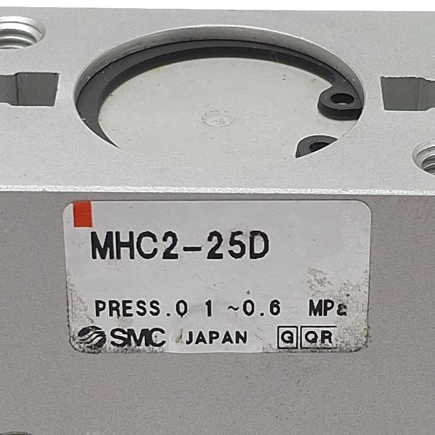 Used SMC MHC2-25D Pneumatic Gripper, ø25mm Bore, 30°~-10° Angle, 1.36Nm, 0.6MPa, M6