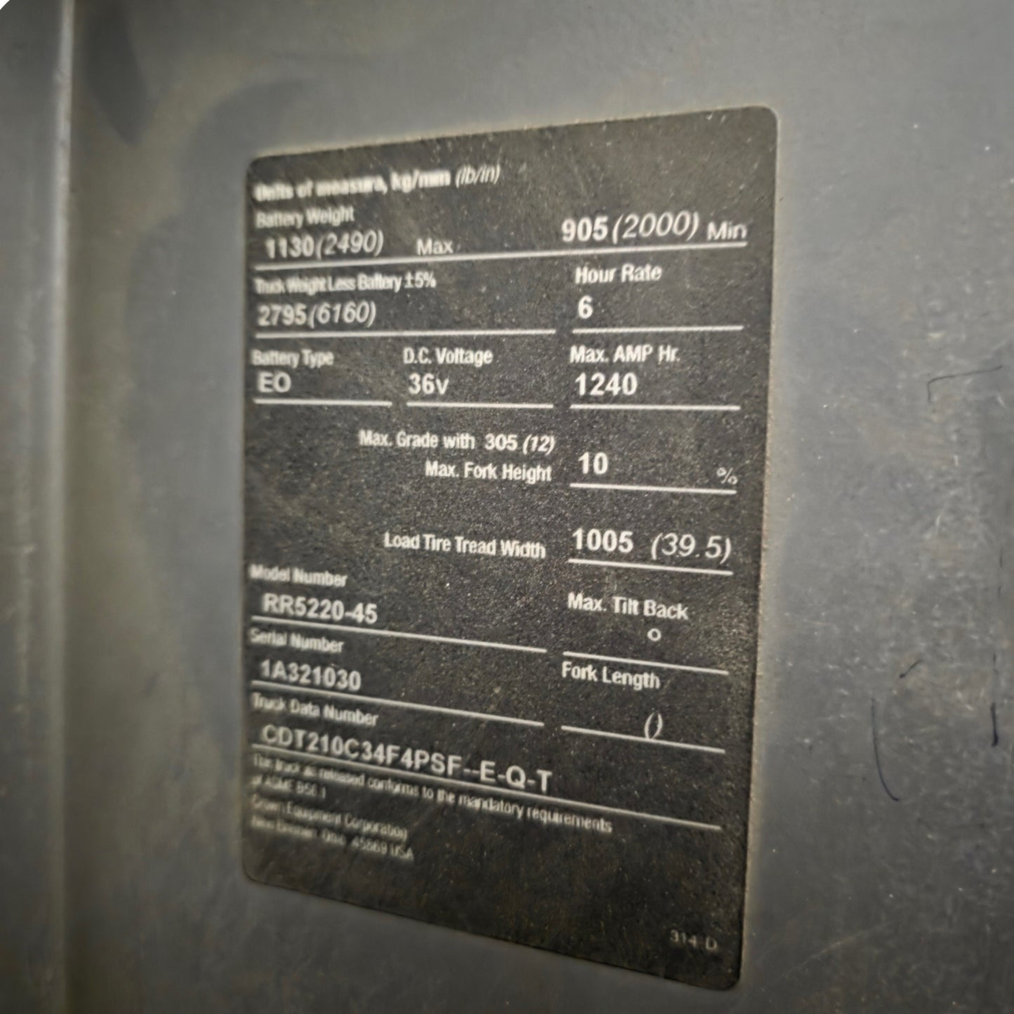 Used Crown RR5220-45 Narrow Aisle Reach Truck W/ Sideshift 4500Lbs Cap 210" Lift 36V