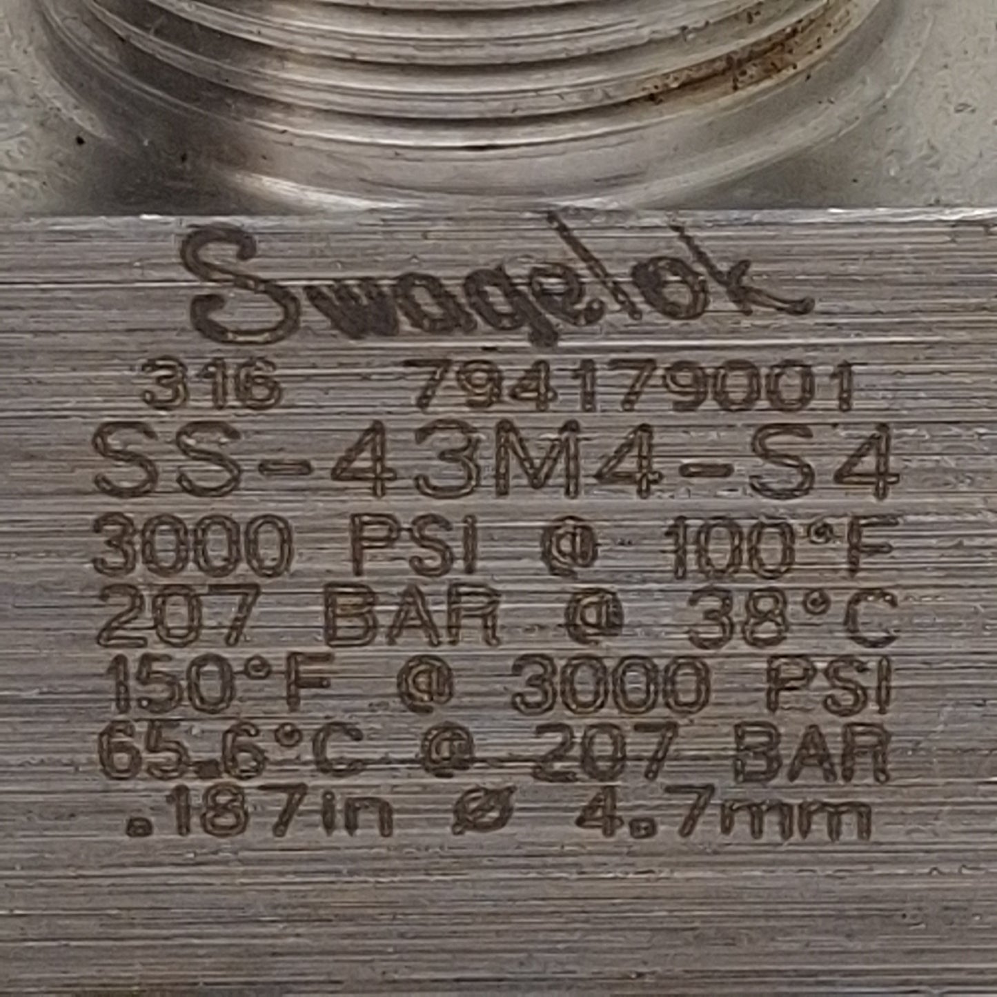 Used Swagelok SS-43M4-S4 316 Stainless Ball Valve, 1/4in NPT x 1/4in Tube Fitting