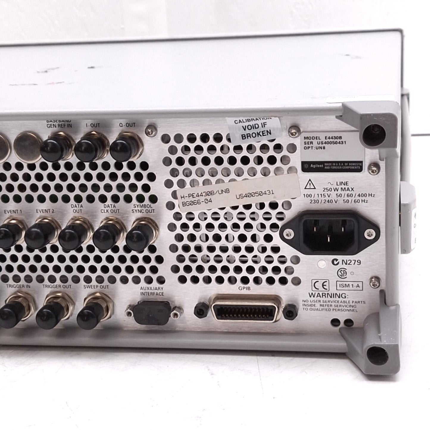 For parts or not working Agilent E4430B ESG-D Series Signal Generator 250kHz-1.0GHz, 240VAC, *For Parts