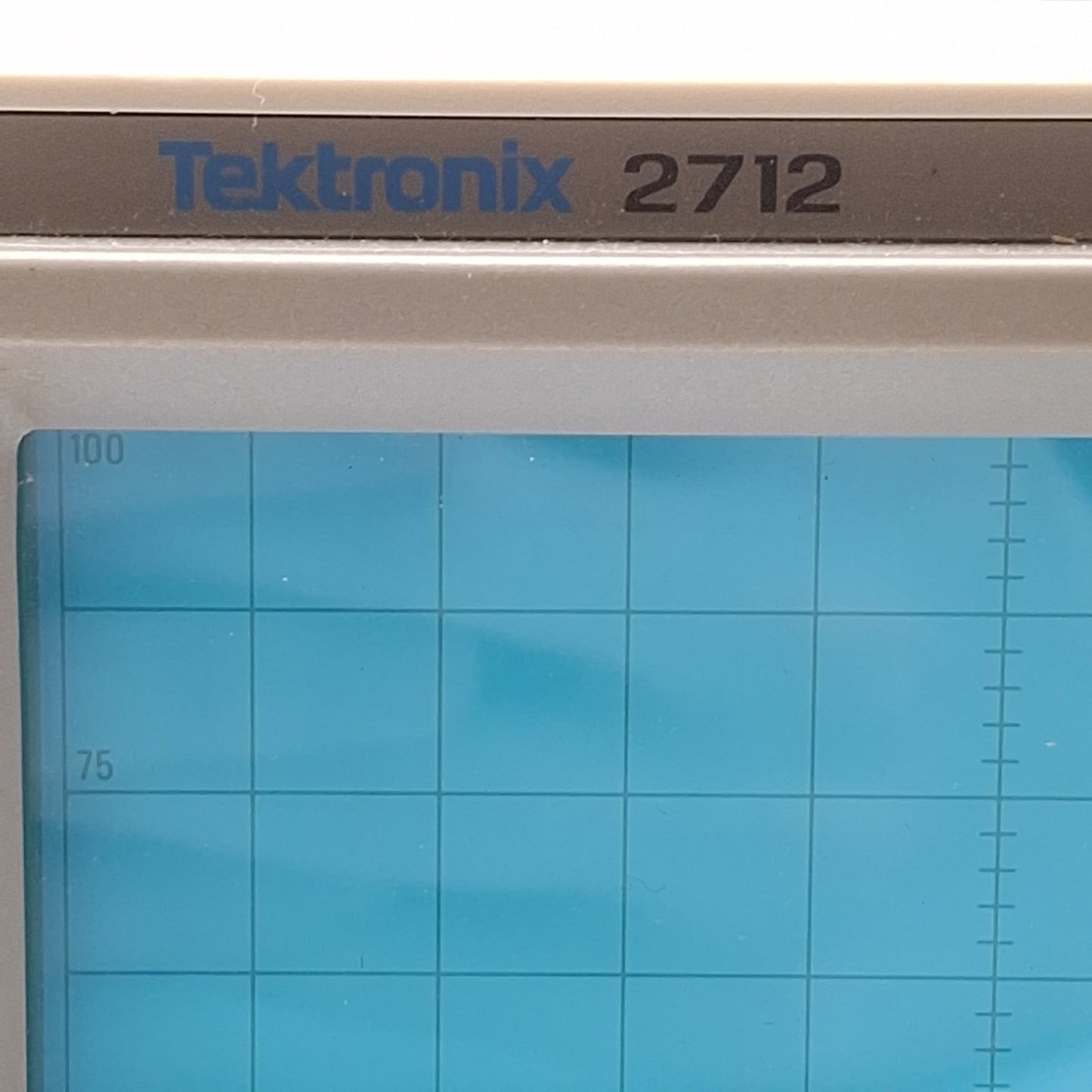 Used Tektronix 2712 Spectrum Analyzer 9kHz-1.8Ghz Range, 90-250VAC/90-132VAC, DB-9