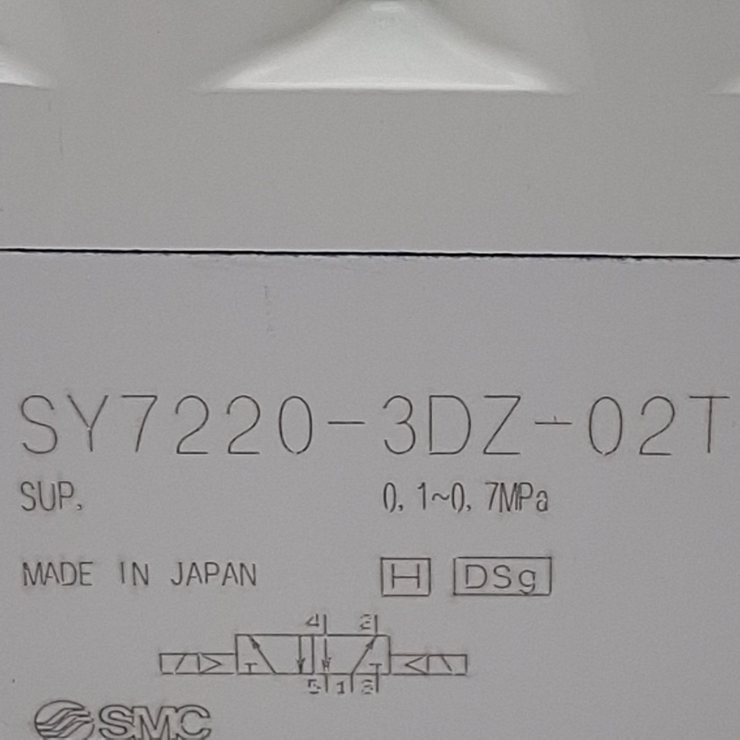 New SMC SY7220-3DZ-02T Solenoid Valve, 5/2-Way, 1/4in NPT, 0.7MPa, 110VAC Coil