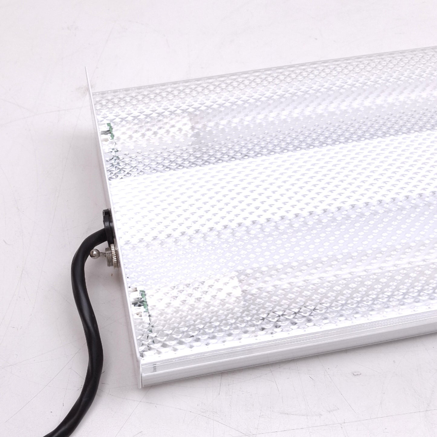 New LA Lighting WAN107-2-4LR-LED8R-UNV Light Fixture, 2-Row 4ft Linear LED, 120-277V