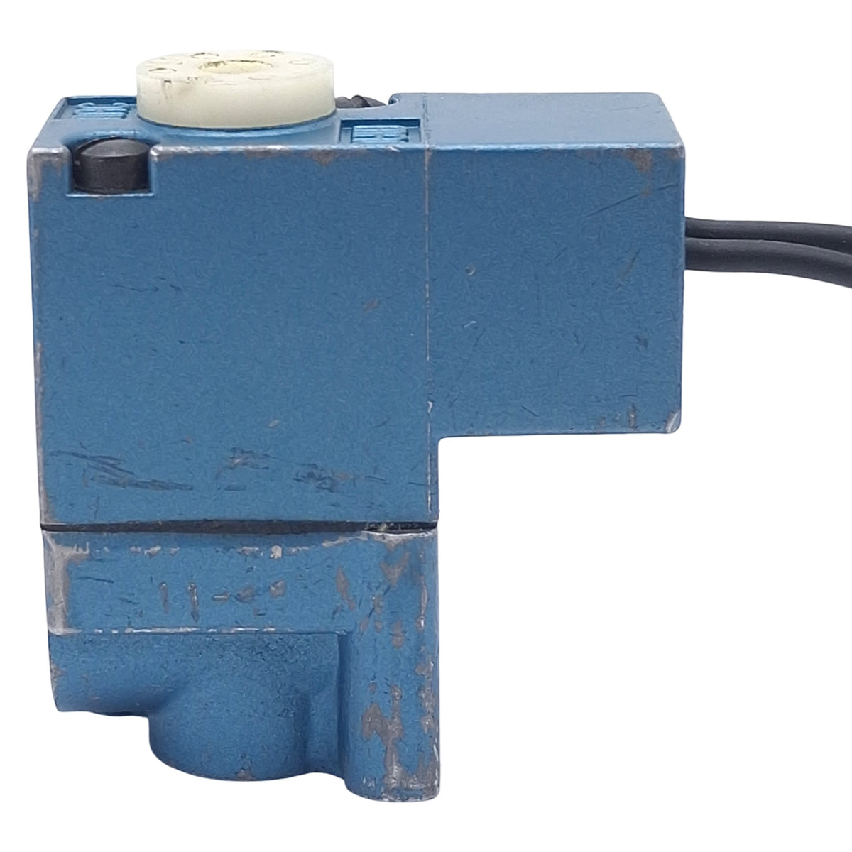 Used Mac 111B-611CAAA Solenoid Valve, 3/2 NO-NC, 1/8in NPT, Vac-150psi, 24VDC Coil