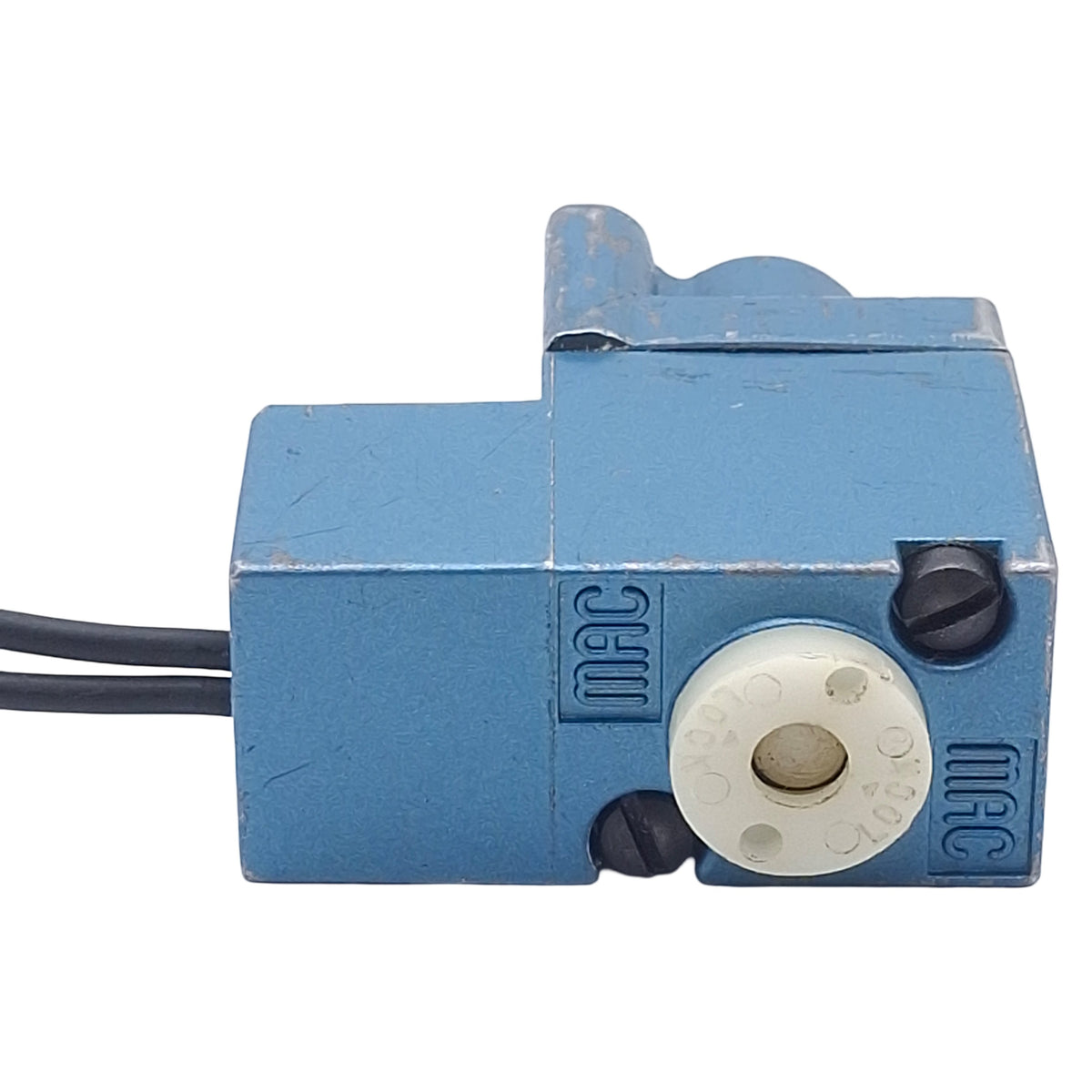 Used Mac 111B-611CAAA Solenoid Valve, 3/2 NO-NC, 1/8in NPT, Vac-150psi, 24VDC Coil