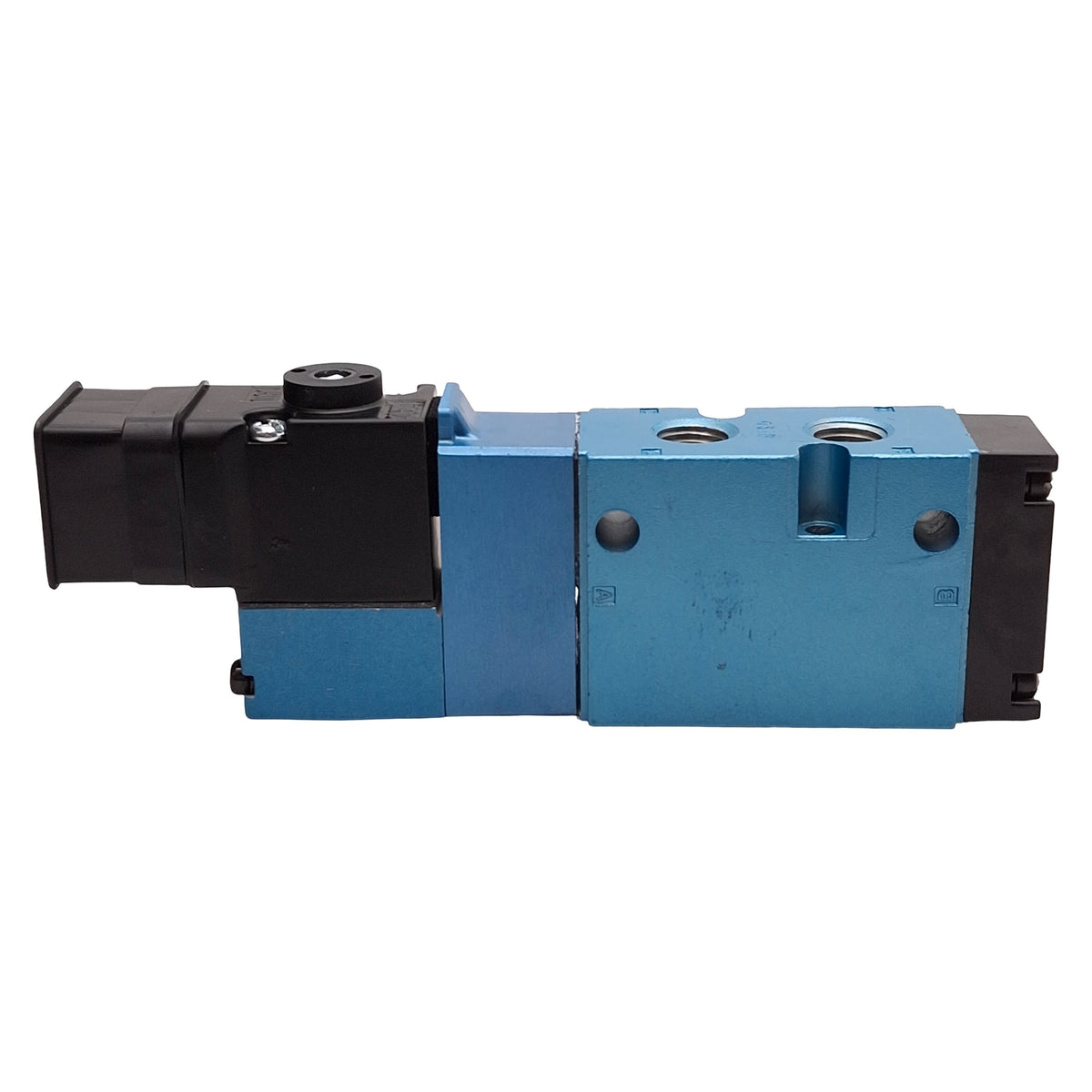 New Mac 811C-PM-501JJ-152 Solenoid Valve, 5/2-Way, 150psi, 1/4in NPTF, 24VDC Coil