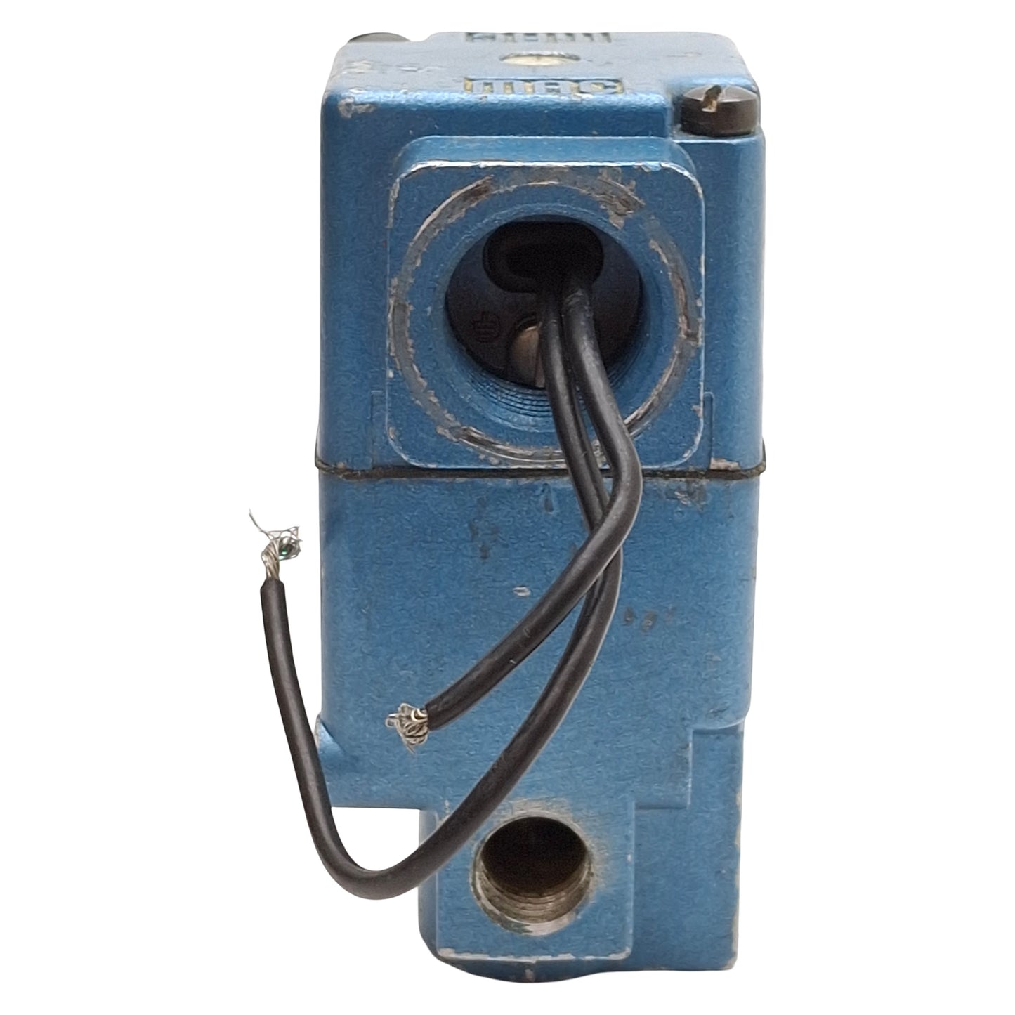 Used Mac 225B-111C Solenoid Valve, 3/2-Way, 150psi, 1/4in NPTF, 120VAC/24VDC Coil
