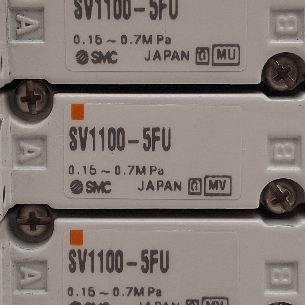 New SMC SS5V1-16FD1-08D-N3 Manifold w/ (8x) SV1100-5FU Solenoid Valves ø5/32in 24VDC