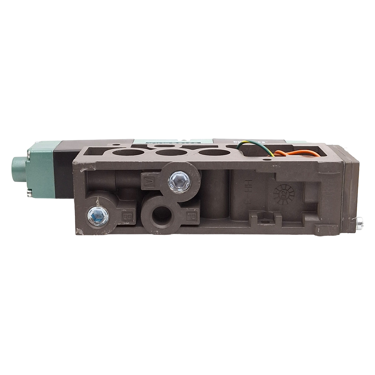 Used Numatics 082SS615M000061 Solenoid Valve, 4-Way 3-Position, 1/4 NPTF, 24VDC Coil