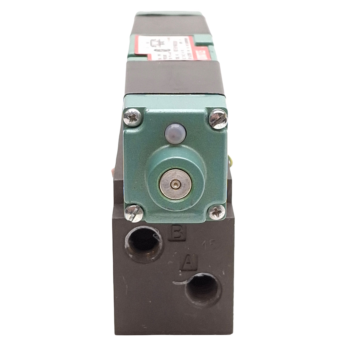 Used Numatics 082SS615M000061 Solenoid Valve, 4-Way 3-Position, 1/4 NPTF, 24VDC Coil