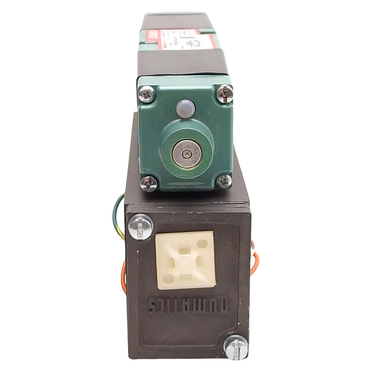 Used Numatics 082SS615M000061 Solenoid Valve, 4-Way 3-Position, 1/4 NPTF, 24VDC Coil