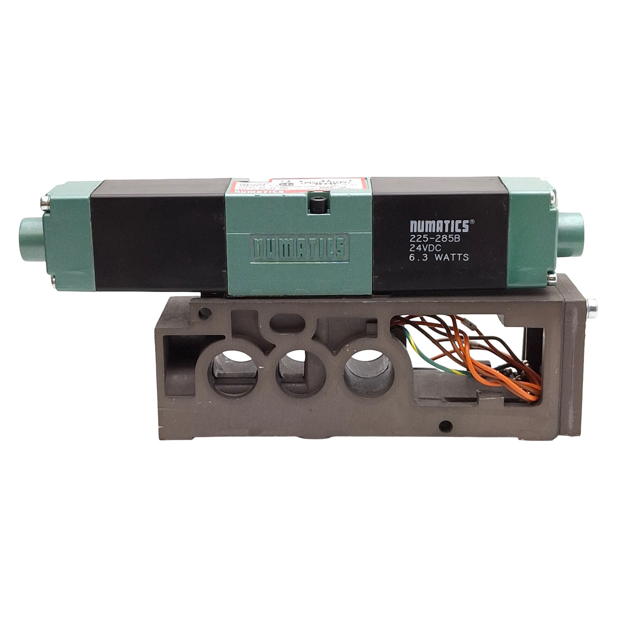 Used Numatics 082SS615M000061 Solenoid Valve, 4-Way 3-Position, 1/4 NPTF, 24VDC Coil