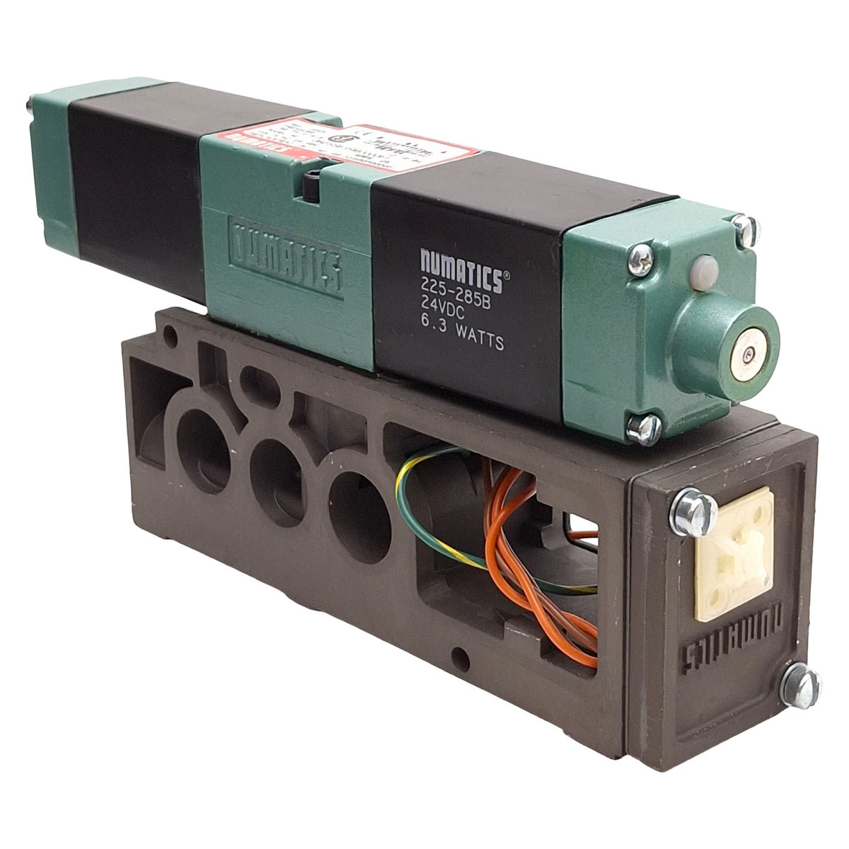 Used Numatics 082SS615M000061 Solenoid Valve, 4-Way 3-Position, 1/4 NPTF, 24VDC Coil