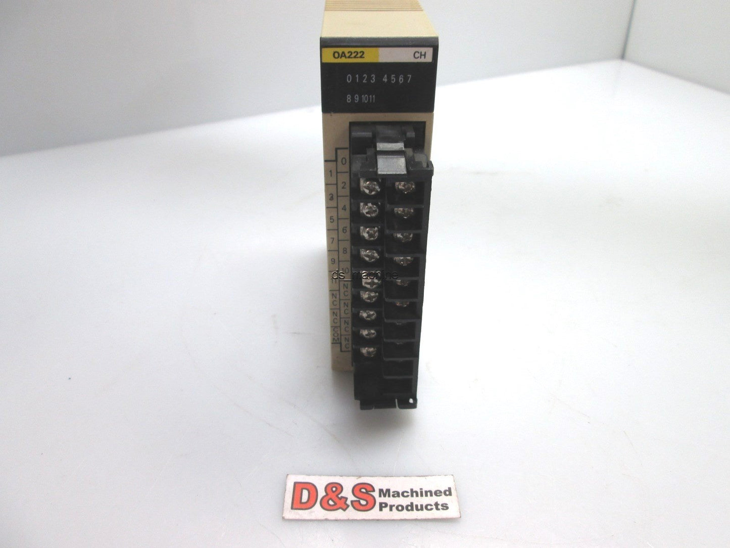 Used OMRON C200H-OA222 Output Unit 100-240VAC 0.3A/Point. 2A/Unit