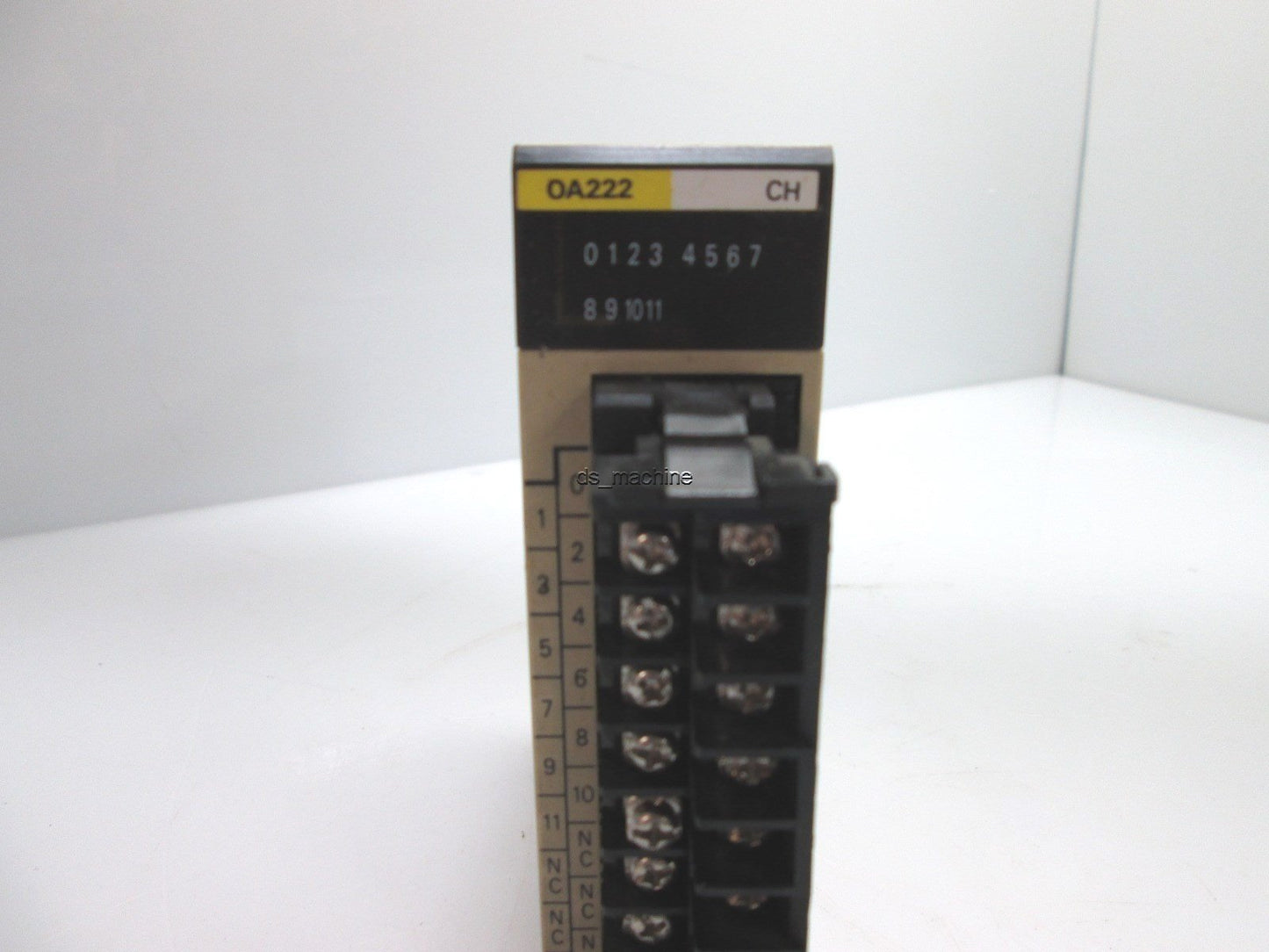 Used OMRON C200H-OA222 Output Unit 100-240VAC 0.3A/Point. 2A/Unit
