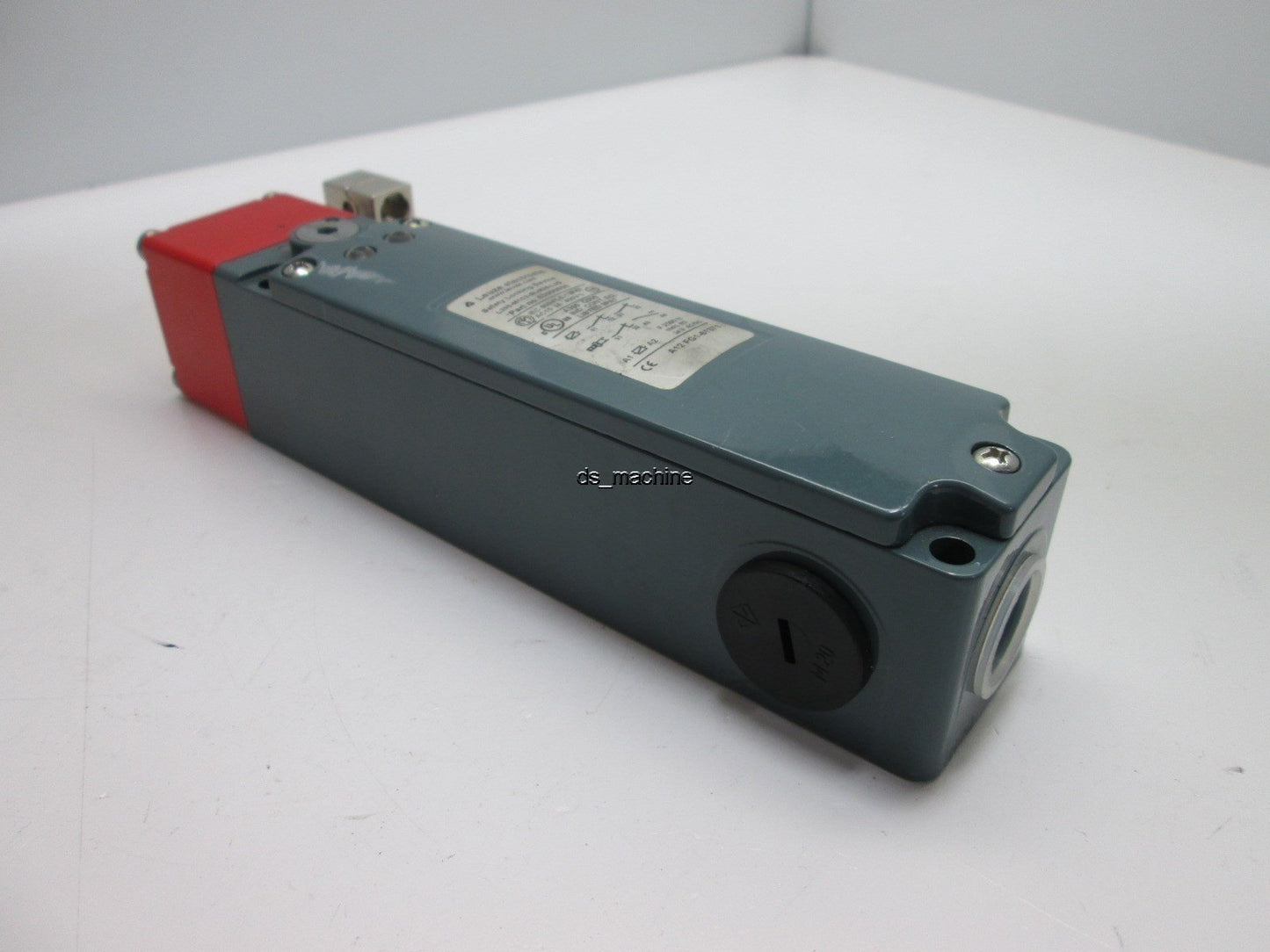 Used Leuze Electronic L200-M1C3-SLM24-L2G Safety Locking Device w/Key