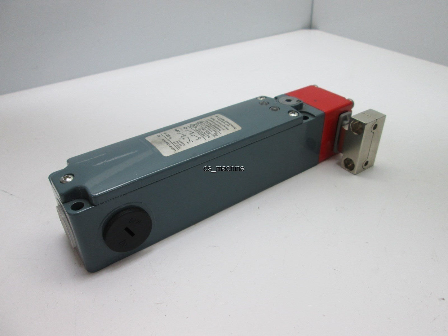 Used Leuze Electronic L200-M1C3-SLM24-L2G Safety Locking Device w/Key