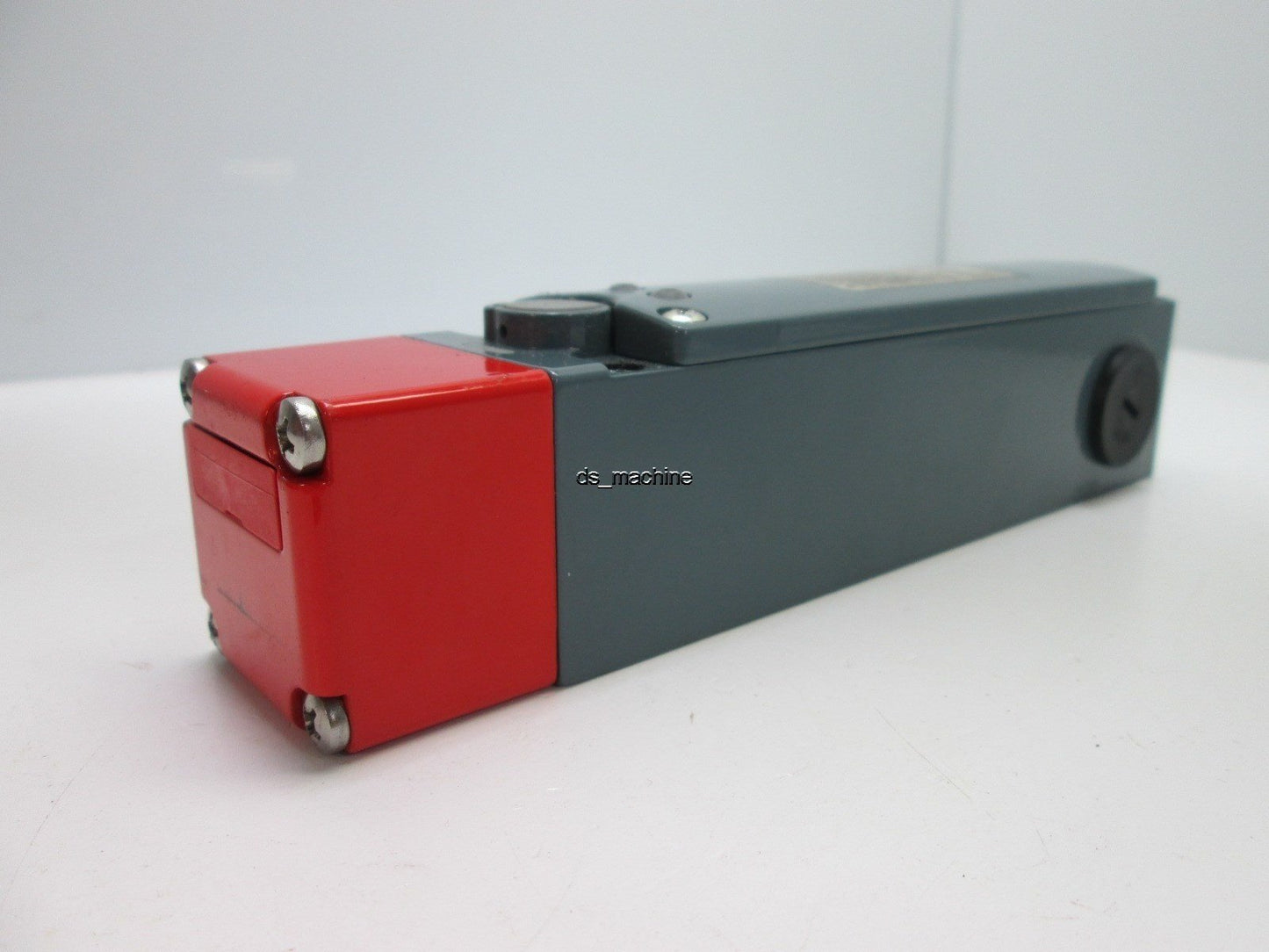 Used Leuze Electronic L200-M1C3-MLM24-L2G Safety Locking Device, AC15 3A 400V, No Key