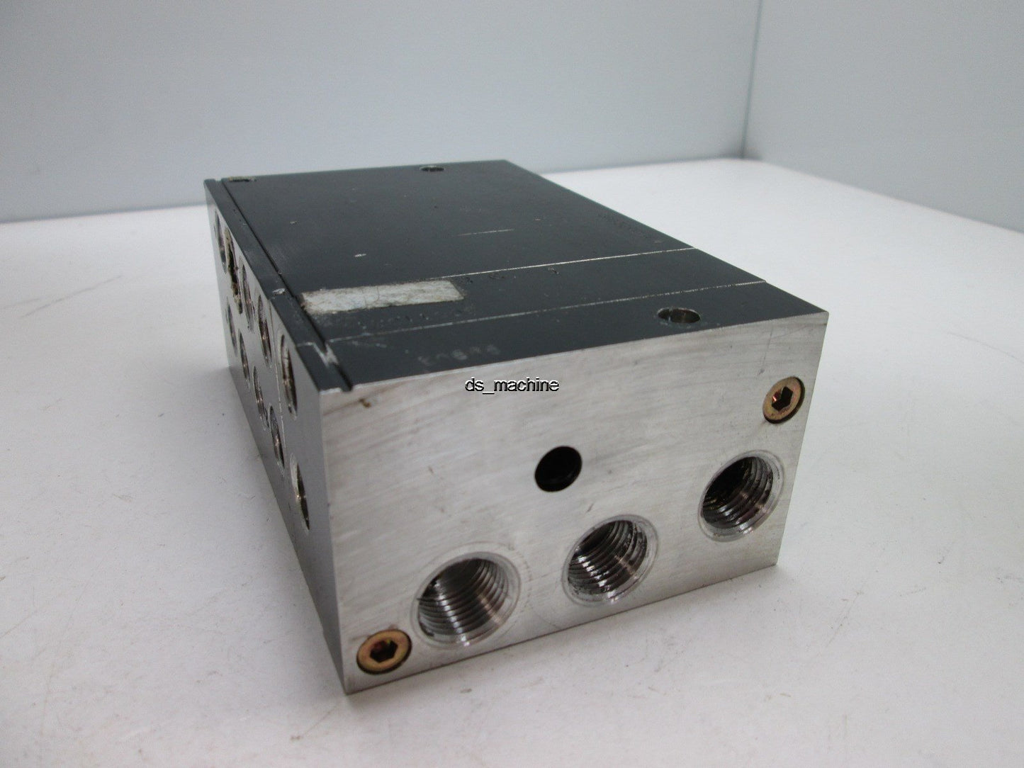 Used MAC G003202104 5-Slot Circuit Bar, Supports MAC 400 Series Solenoid Valves