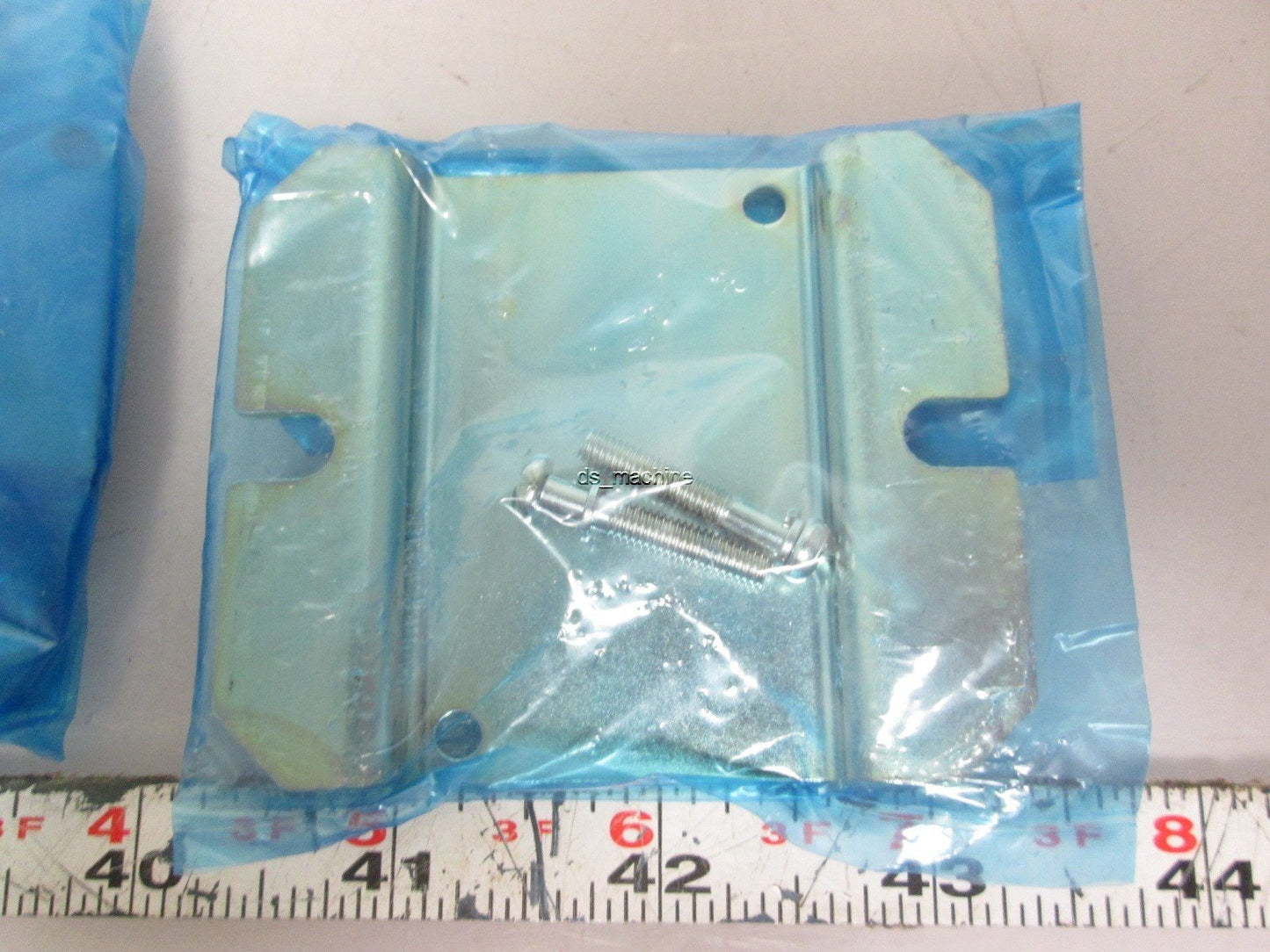 New Lot of 13 New SMC VP700-27-1A Metal Brackets for VP742 Solenoid Valves