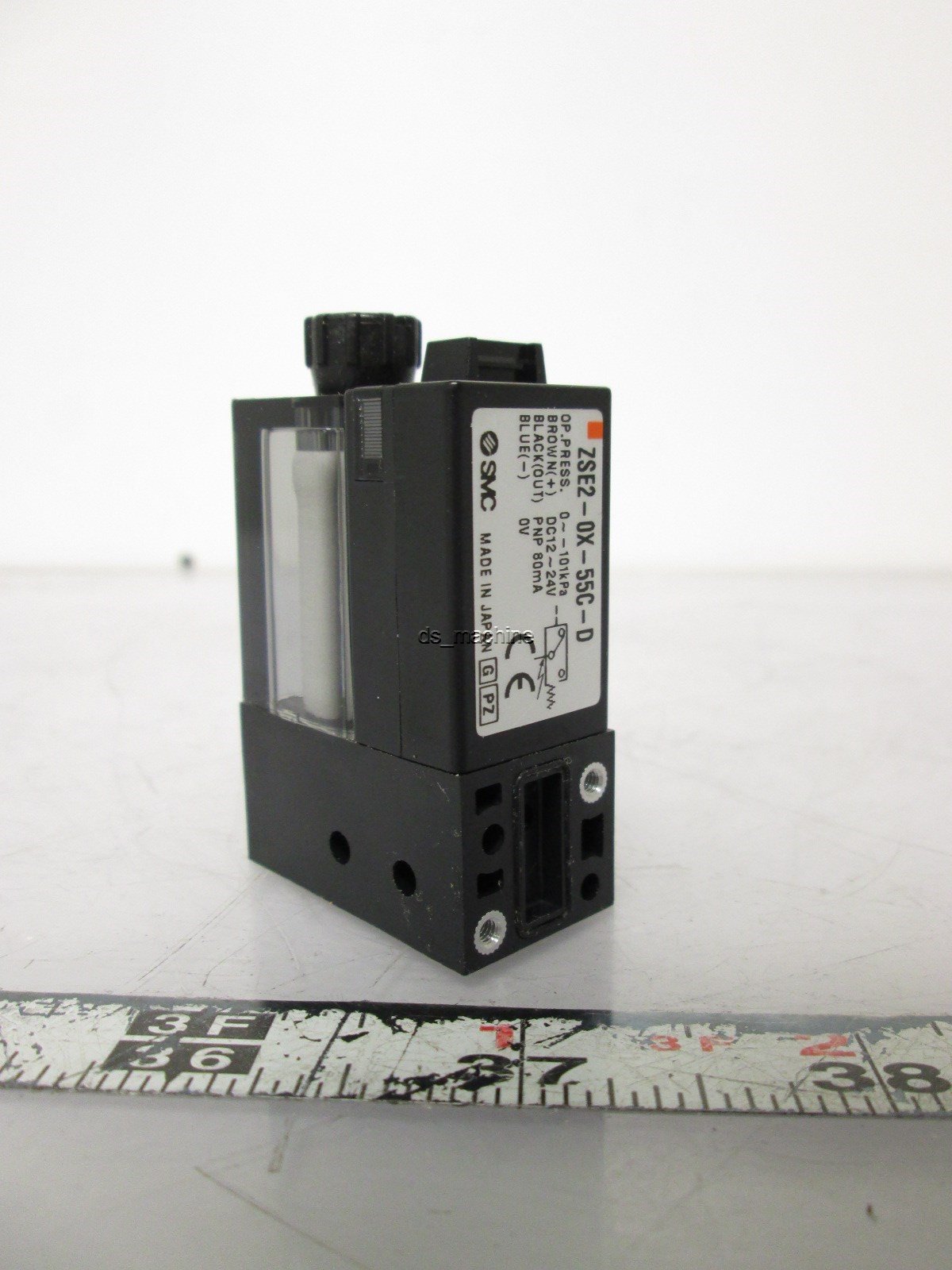 New SMC ZSE2-0X-55C-D Vacuum Pressure Switch w/ Suction Filter PNP 12-24VDC