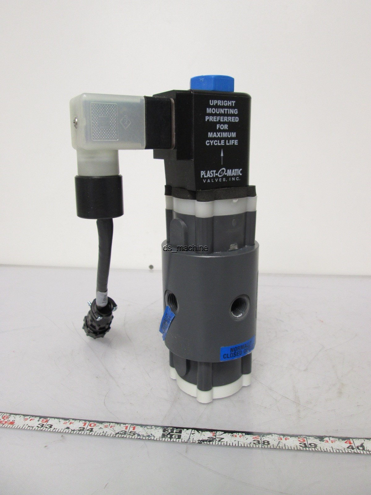 Used Plast-O-Matic THP2V8W24-PV Solenoid Valve 3 Way Diverter 1/4" NPT 24VDC 40PSI