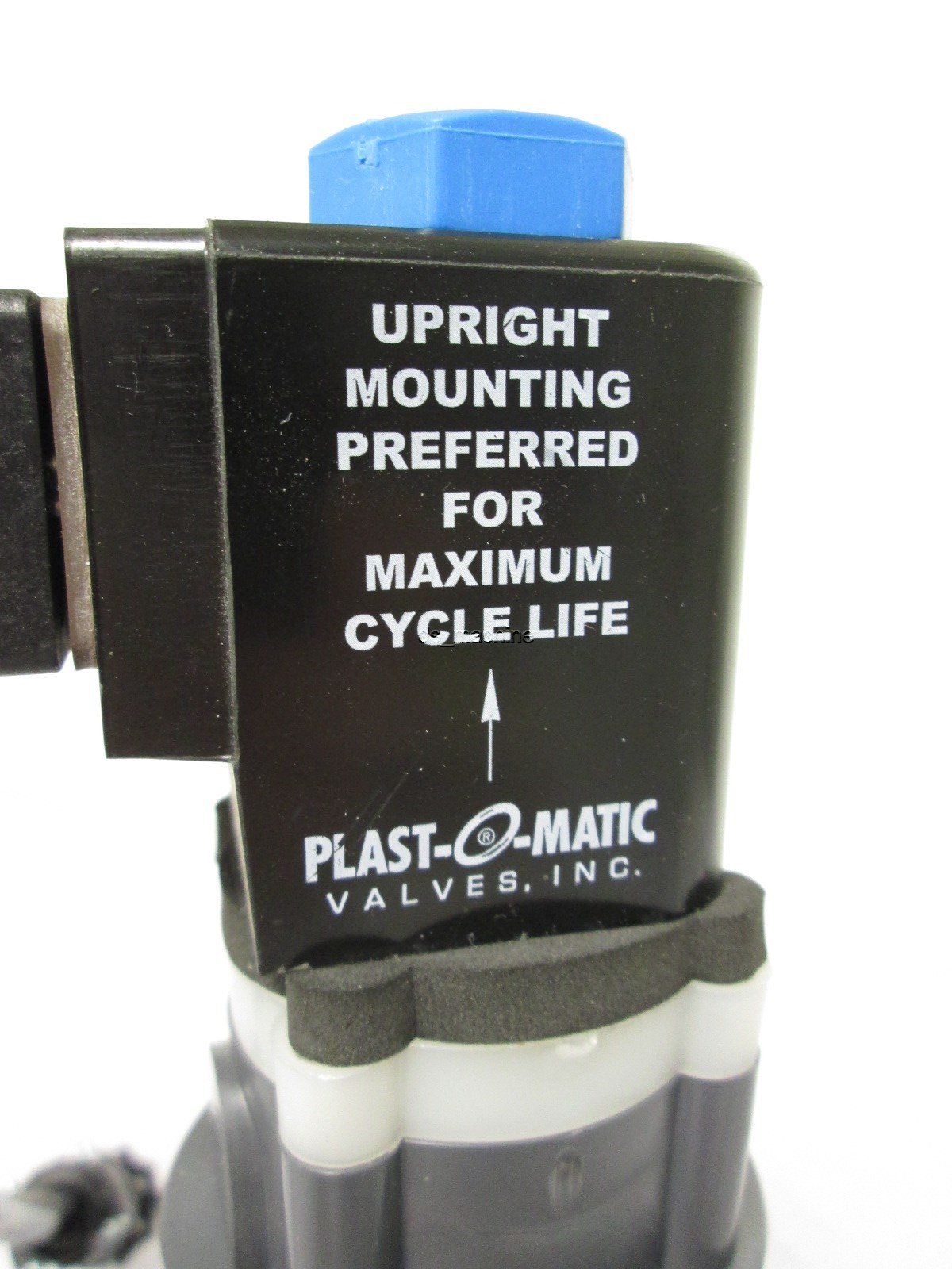 Used Plast-O-Matic THP2V8W24-PV Solenoid Valve 3 Way Diverter 1/4" NPT 24VDC 40PSI
