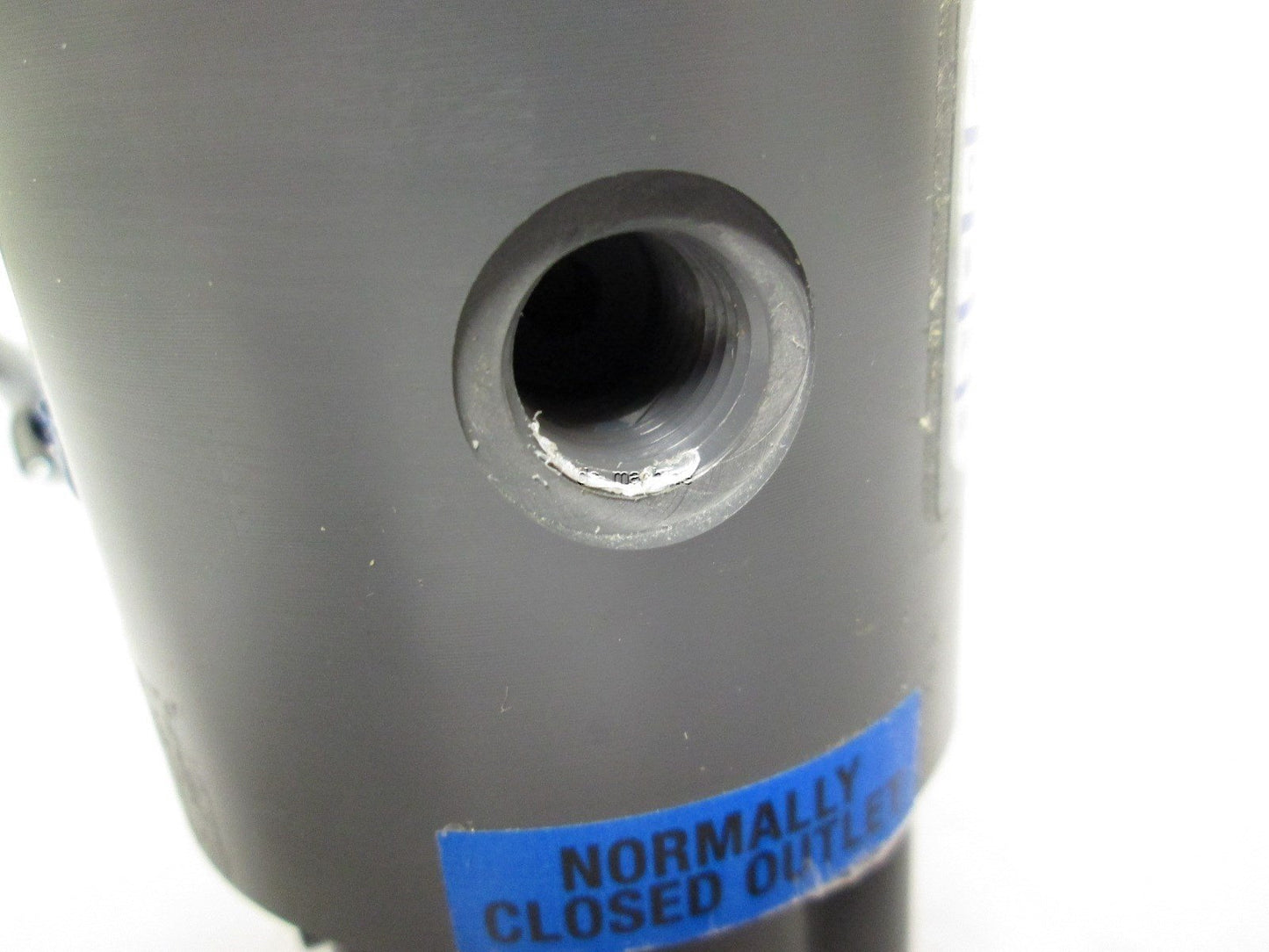 Used Plast-O-Matic THP2V8W24-PV Solenoid Valve 3 Way Diverter 1/4" NPT 24VDC 40PSI
