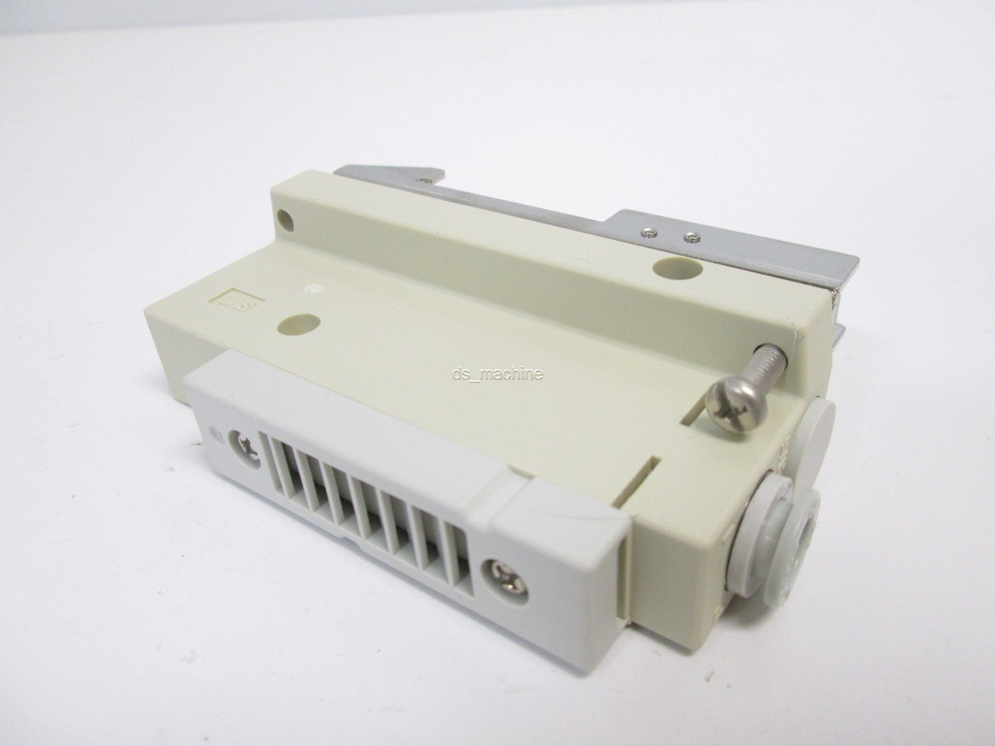 New SMC SV1000-52U-1AS-C8-D0 Valve Manifold Assembly