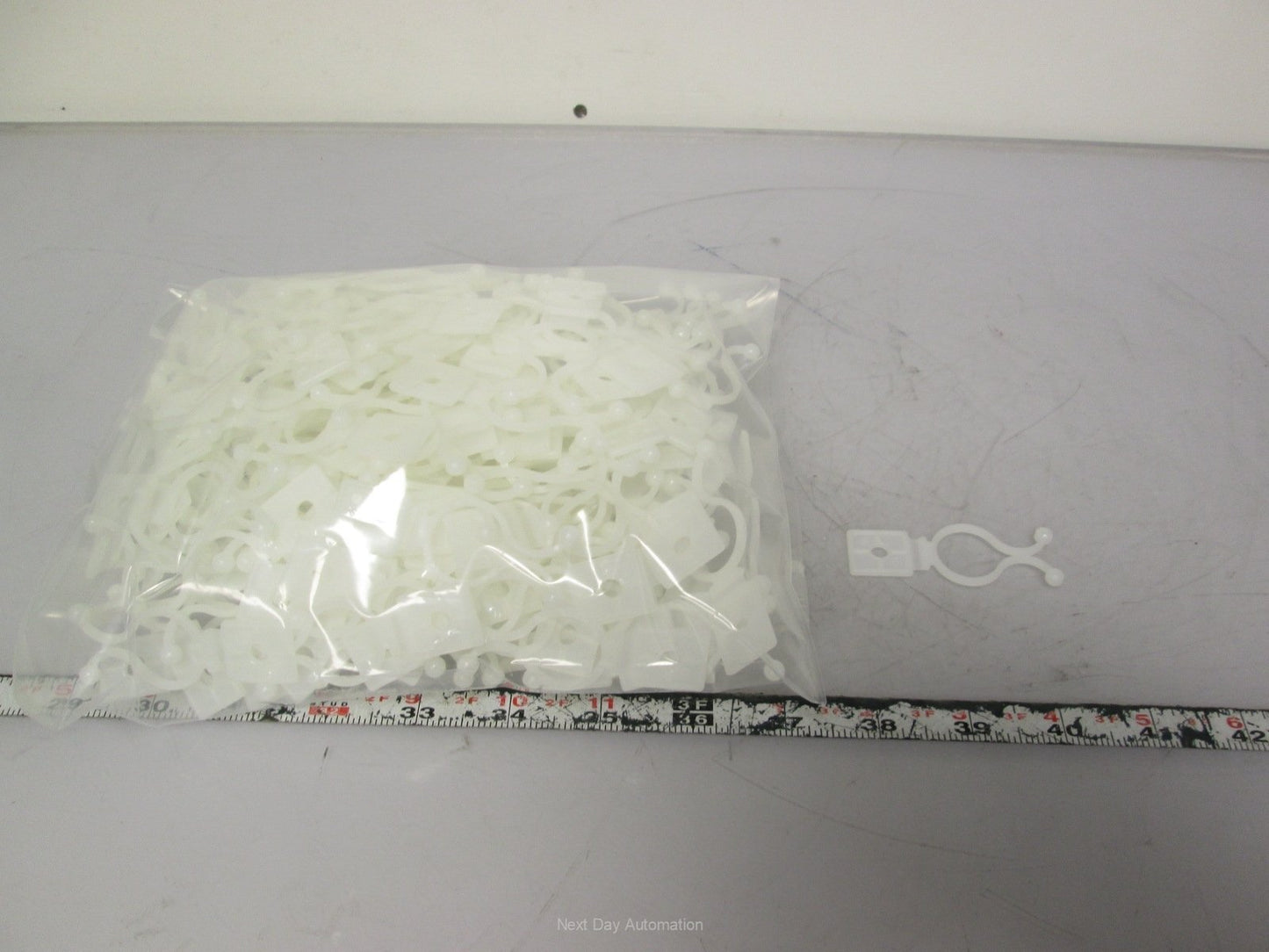 New Lot of 200 New Richco TLHE-1-750-01 Ball End Twist Lock Natural Color Screw-Down