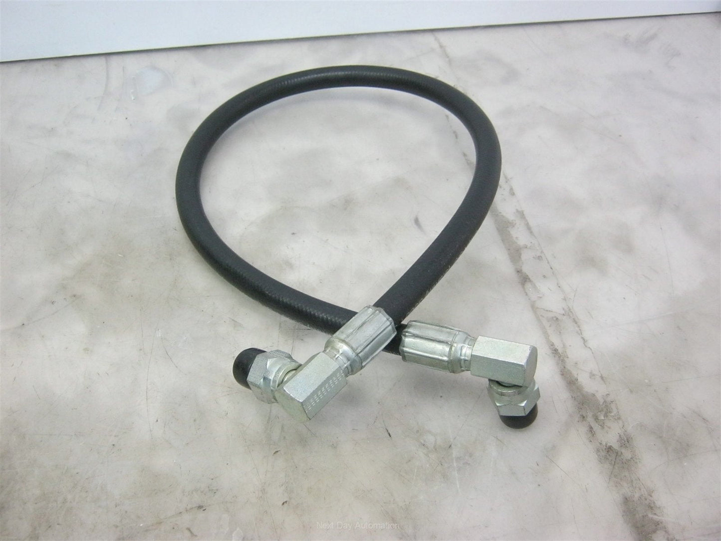 New – Open box Gates 6M3K Hydraulic Hose 3000PSI 3/8" 32", 3/8" MNPT NPT Pipe Thread 90° Offset