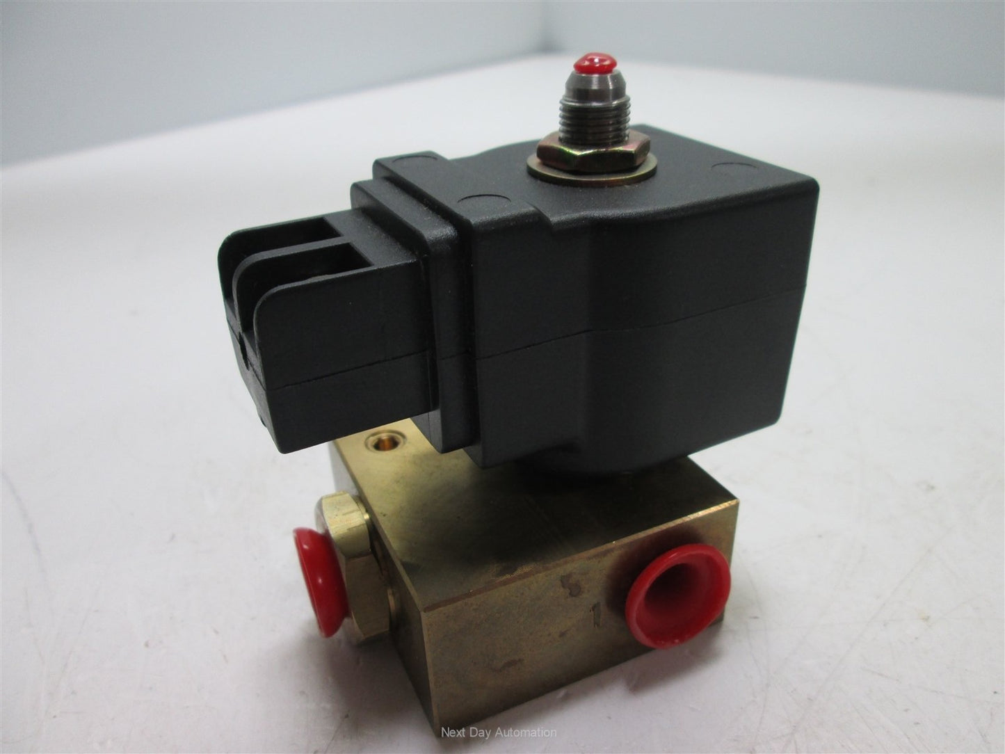 Used Honeywell 7131EBN2LN00N0S100C2 Solenoid Valve, Coil: 24VDC 10W, 100psi Max