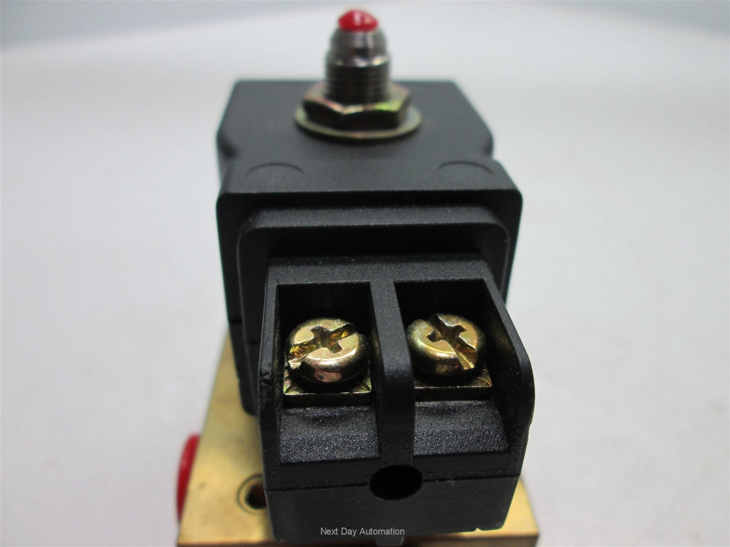 Used Honeywell 7131EBN2LN00N0S100C2 Solenoid Valve, Coil: 24VDC 10W, 100psi Max