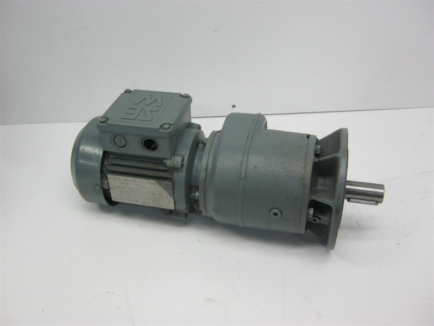 Used SEW EuroDrive RF40 DT63N6 Gear Motor 3-Phase 220/380VAC 1.05/0.61A 8.1RPM