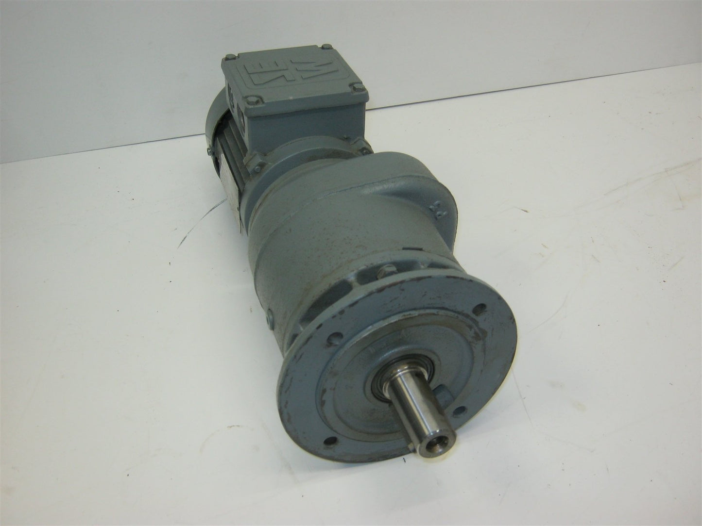 Used SEW EuroDrive RF40 DT63N6 Gear Motor 3-Phase 220/380VAC 1.05/0.61A 8.1RPM