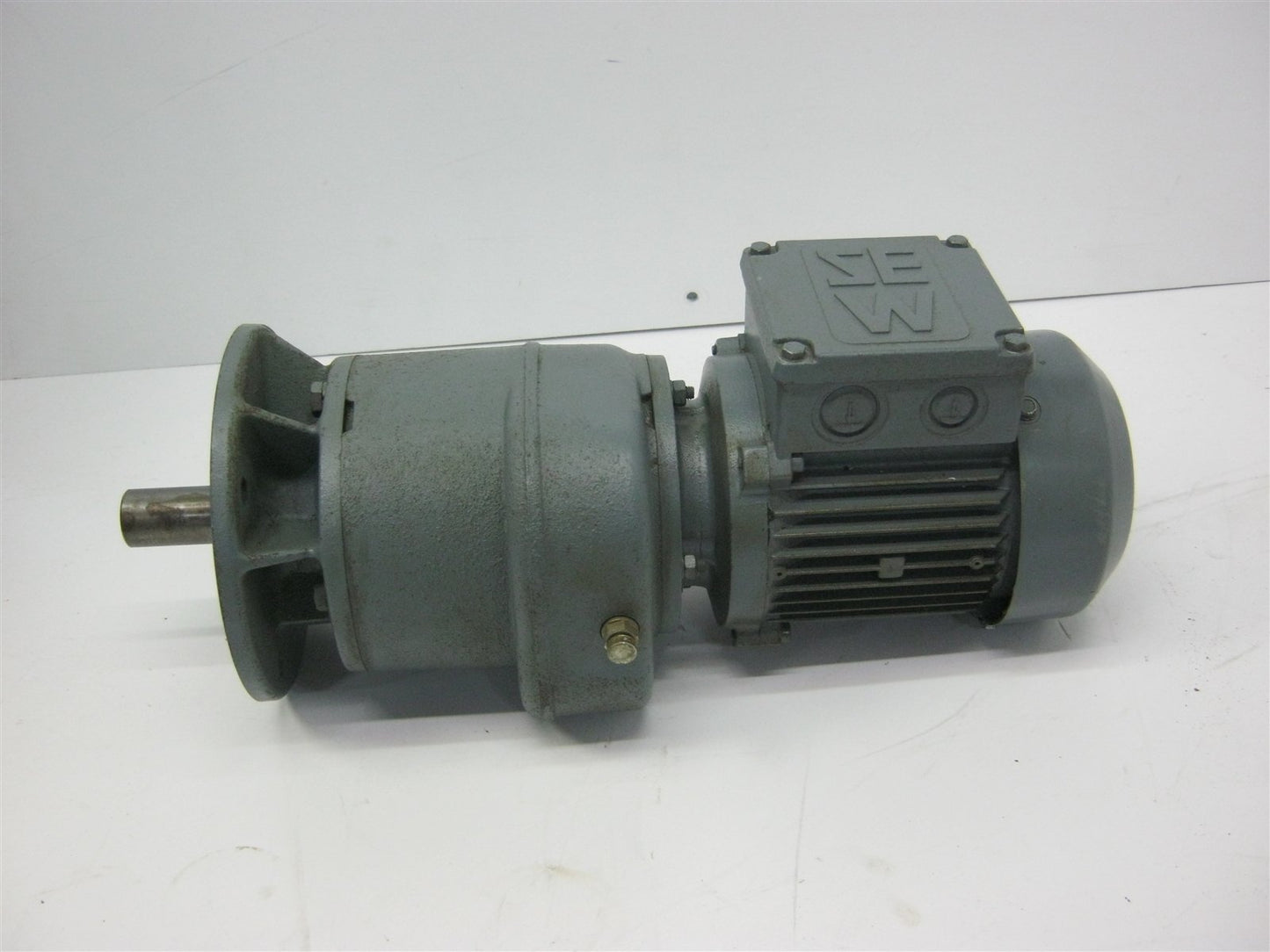 Used SEW EuroDrive RF40 DT63N6 Gear Motor 3-Phase 220/380VAC 1.05/0.61A 8.1RPM