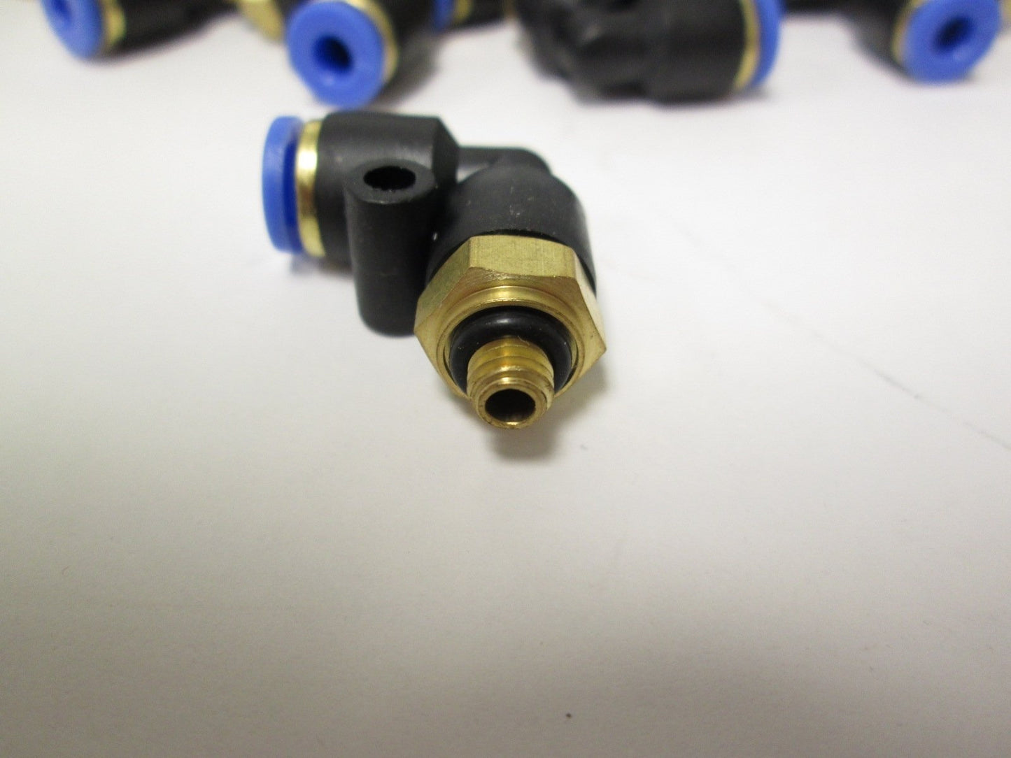 New Lot of 100 New Pneumatic Push-In Fitting: 4mm Tubing, 90° Elbow, M5 x 0.8 Thread