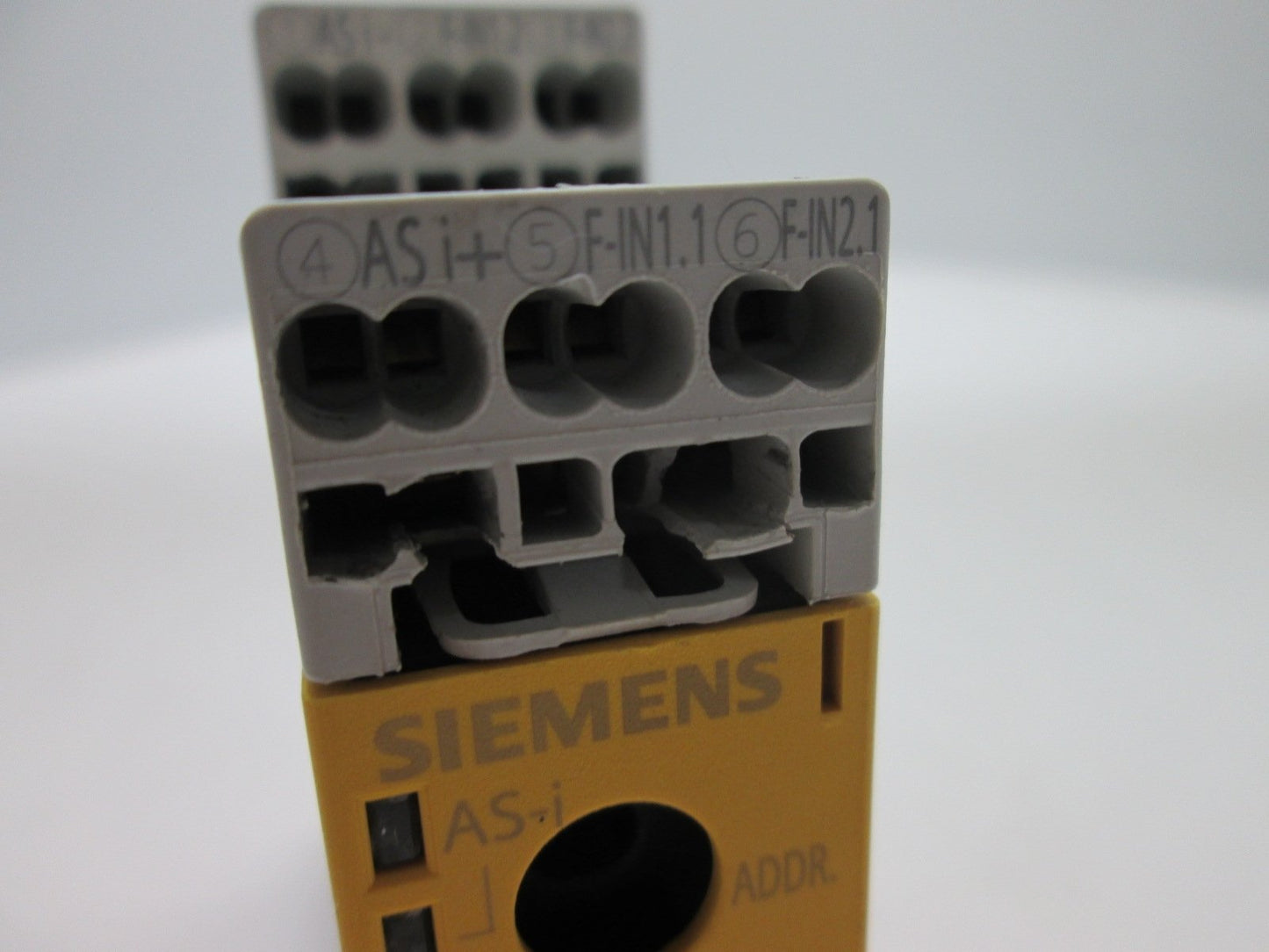 Used Siemens 3RK1205-0BG00-0AA2 SlimLine Safety Module, 2-Inputs, *Broken Ribbing*
