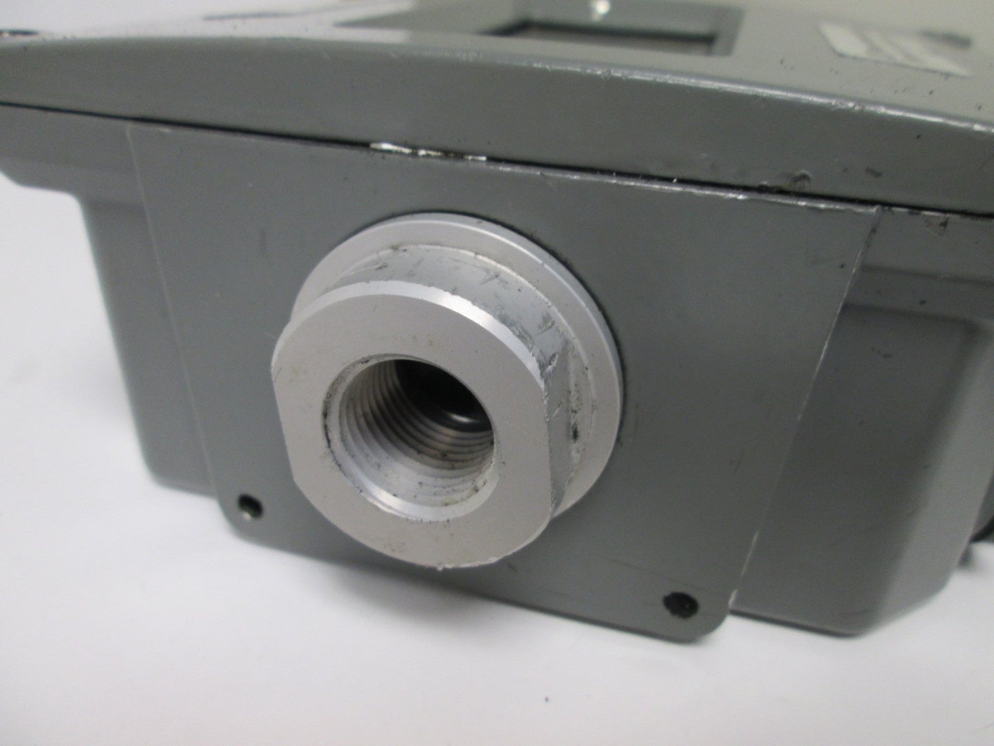 Used Omega HFLR6115D Digital Flow Transmitter (Oil), Flow: 1-15GPM, Ports: 1/2" NPT