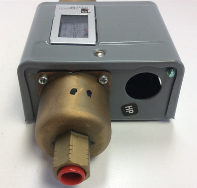 New – Open box Johnson Controls P74FA-5C Differential Pressure Switch Control 8-60 PSI 1/4" NPT