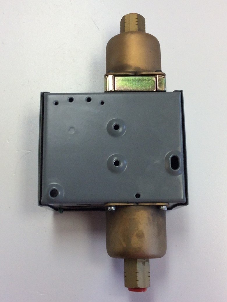 New – Open box Johnson Controls P74FA-5C Differential Pressure Switch Control 8-60 PSI 1/4" NPT