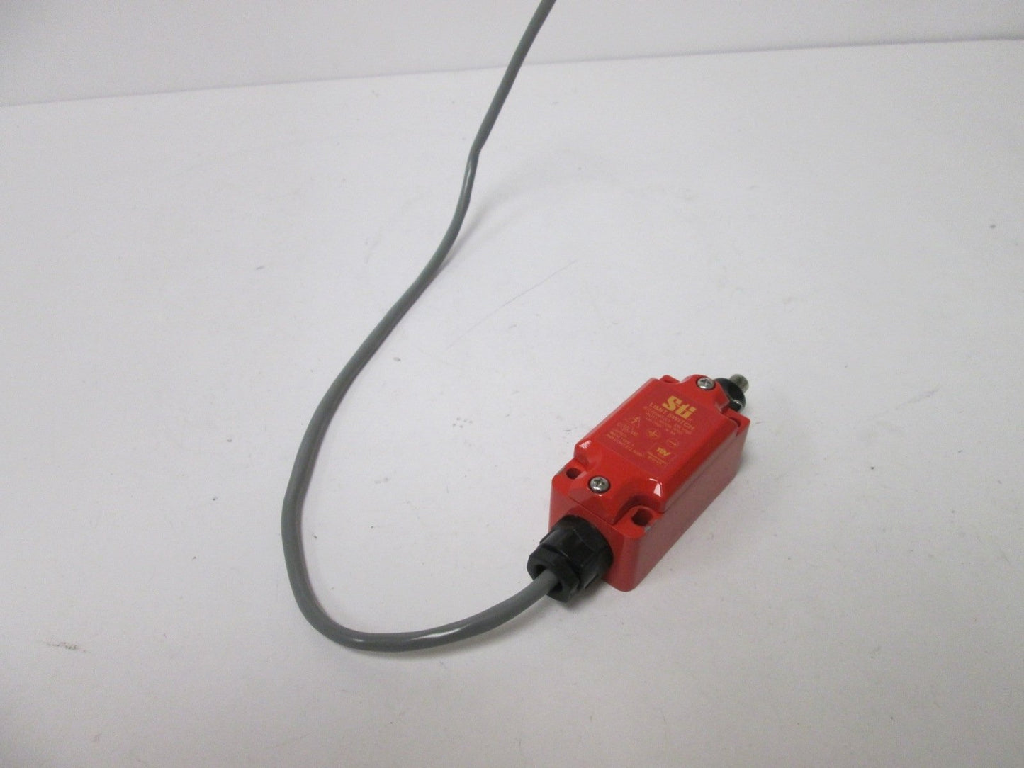 Used Sti 44505-2011 Limit Switch, Snap Acting Contacts: 1 N/O and 1 N/C, 240V 3A