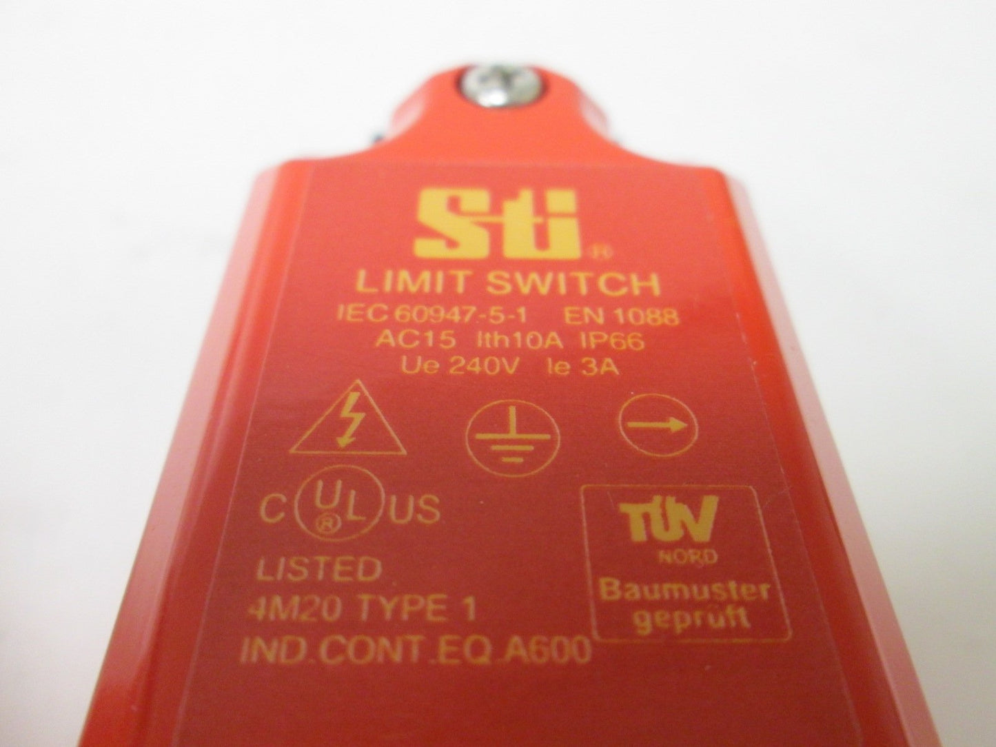 Used Sti 44505-2011 Limit Switch, Snap Acting Contacts: 1 N/O and 1 N/C, 240V 3A