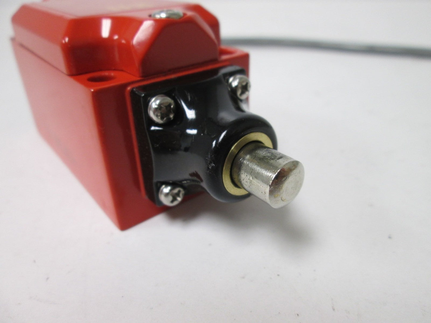 Used Sti 44505-2011 Limit Switch, Snap Acting Contacts: 1 N/O and 1 N/C, 240V 3A