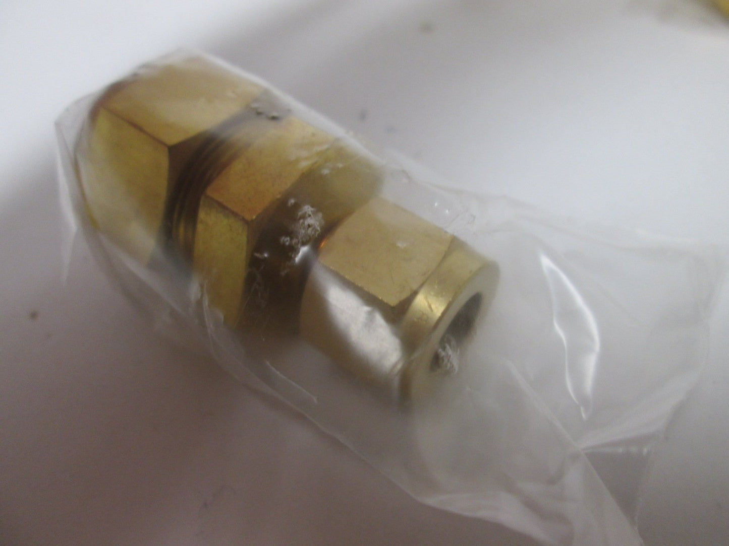 New Lot of 4 Generant DUR-10-6-BR Reducing Unions, 5/8" to 3/8" Tube Connections