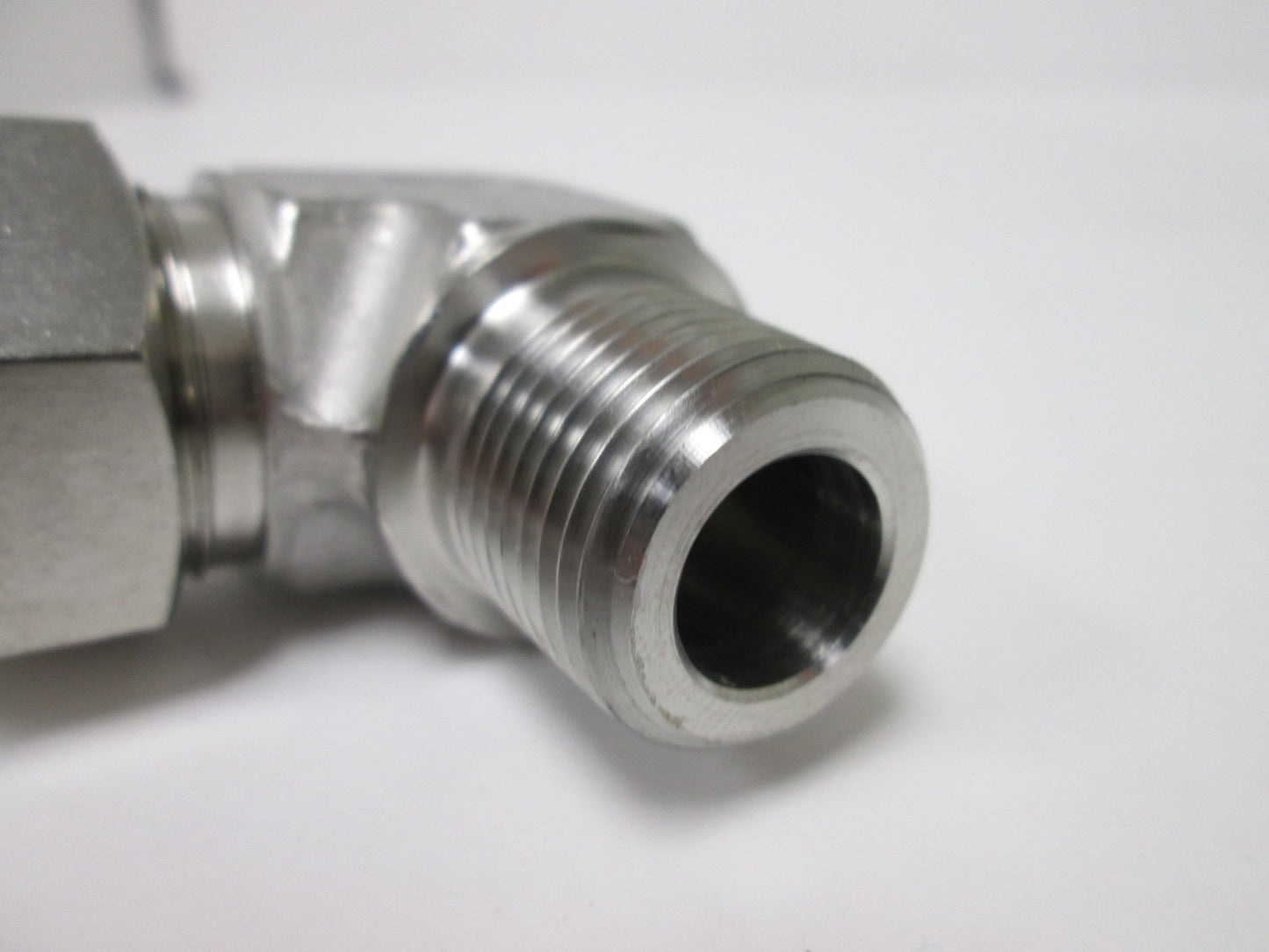 Used Parker Compression Tube 90 Elbow, Connections: 3/4" Tube OD to 1/2" NPT Male